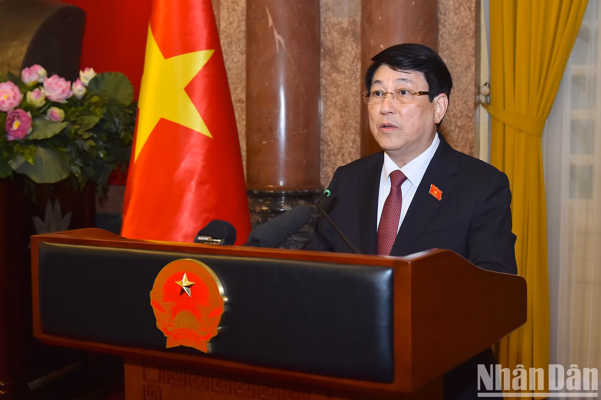 El presidente Luong Cuong asigna tareas a los funcionarios nombrados. El presidente Luong Cuong asigna tareas a los funcionarios nombrados.