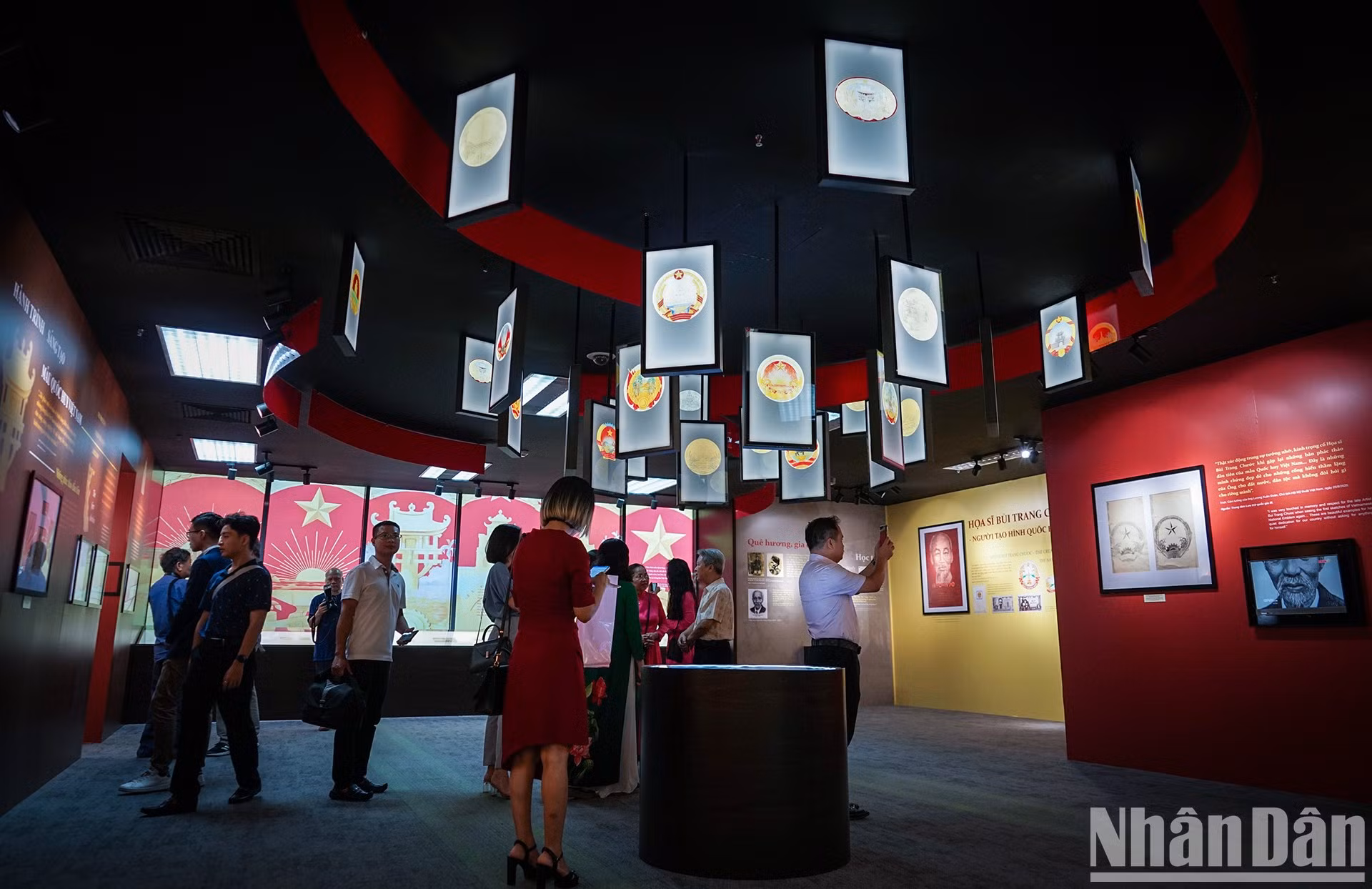 Sobre un recinto de 150 metros cuadrados, la exposición presenta casi 200 objetos, textos y fotos reveladores de la vida y obra de Bui Trang Chuoc, el primer dibujante vietnamita de sellos postales en Indochina. En 1953 se le encargó el diseño del certificado de mérito y las condecoraciones del Gobierno, además de participar en un concurso de creación de escudos nacionales. Sobre un recinto de 150 metros cuadrados, la exposición presenta casi 200 objetos, textos y fotos reveladores de la vida y obra de Bui Trang Chuoc, el primer dibujante vietnamita de sellos postales en Indochina. En 1953 se le encargó el diseño del certificado de mérito y las condecoraciones del Gobierno, además de participar en un concurso de creación de escudos nacionales.