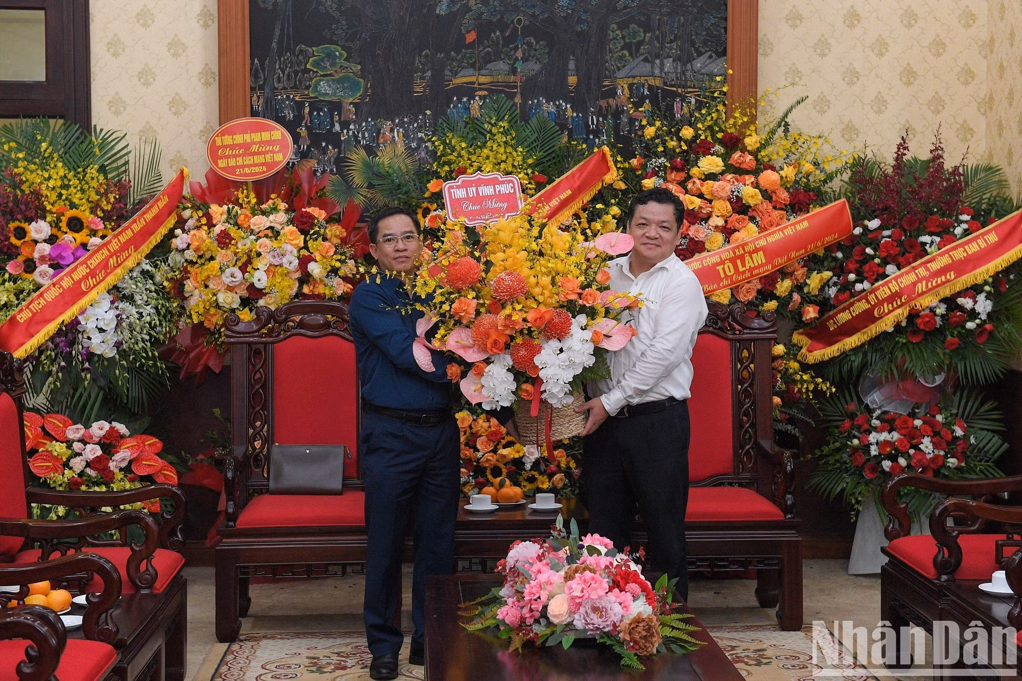 Las felicitaciones vienen también del Comité del Partido en la provincia norteña de Vinh Phuc,...