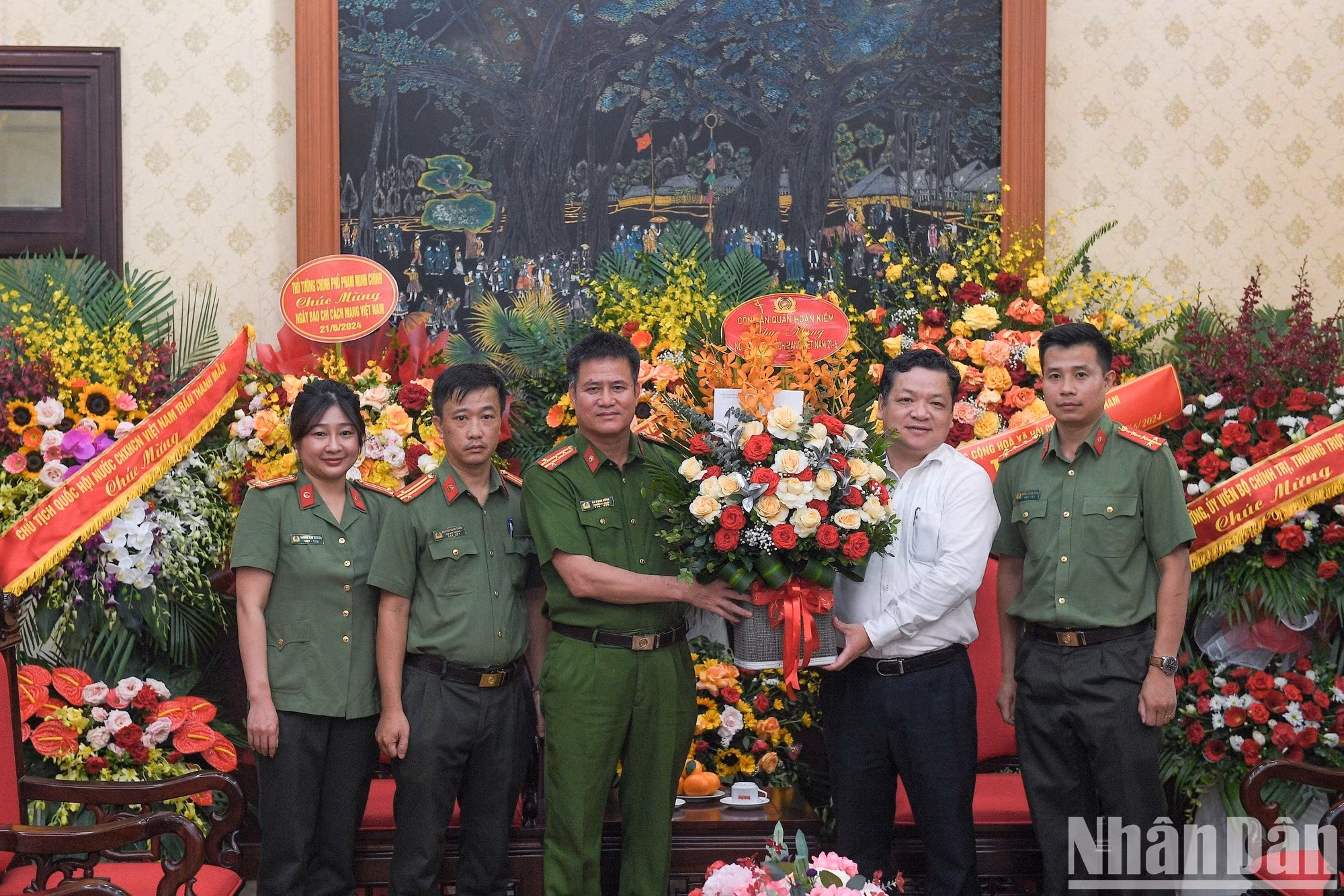 ...y de la Policía del distrito de Hoan Kiem, congratulan a Nhan Dan.