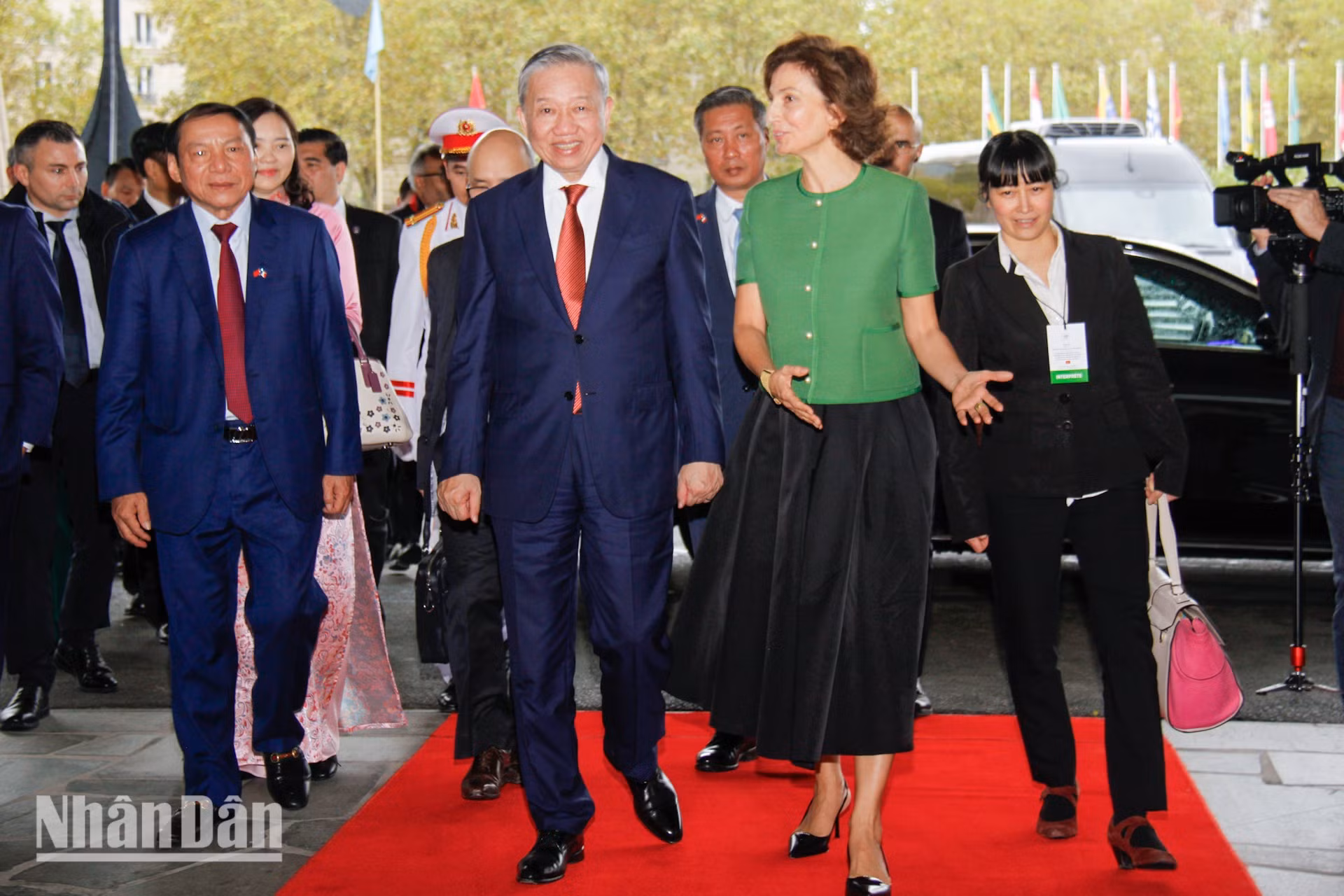 La ejecutiva expresa su placer de recibir por primera vez al máximo dirigente de Vietnam en la sede de esa organización. La ejecutiva expresa su placer de recibir por primera vez al máximo dirigente de Vietnam en la sede de esa organización.