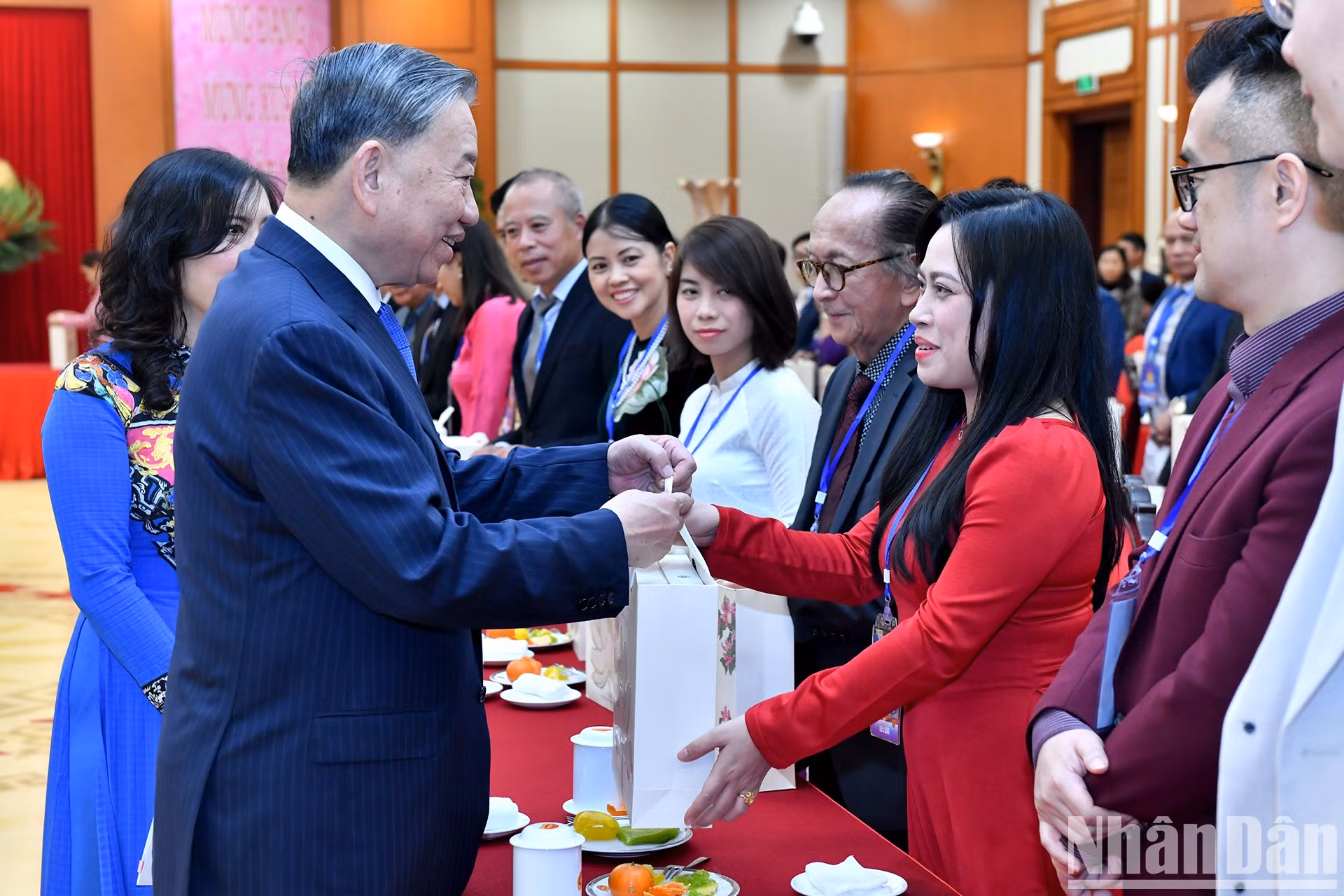El dirigente entrega regalos a los delegados. El dirigente entrega regalos a los delegados.
