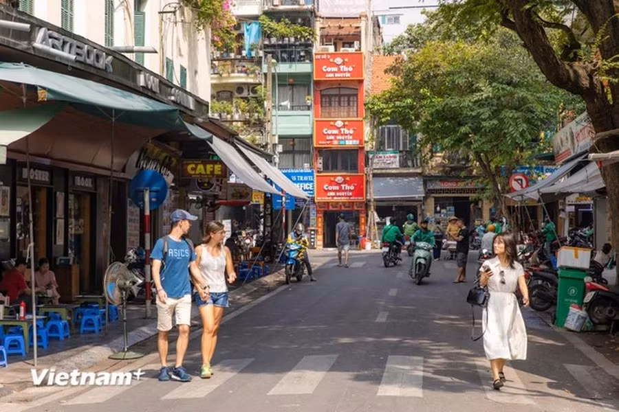La calle de Ho Hoan Kiem es conocida como la más corta de la ciudad. Tiene una posición particularmente importante, como un pequeño sendero que conecta las calles Le Thai To y Cau Go, llevando a los turistas al lago Hoan Kiem, el corazón de Hanói.