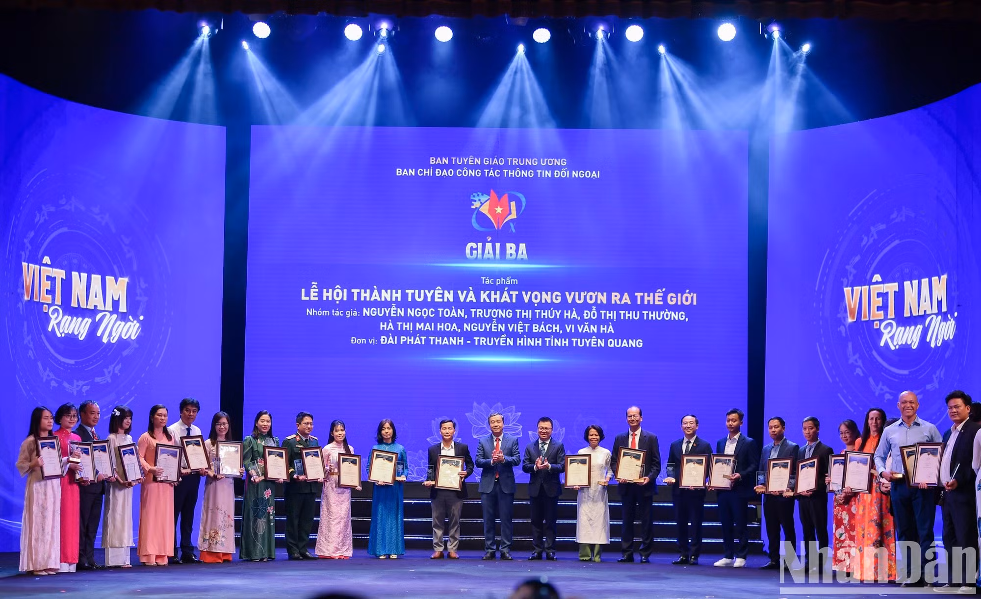 Entrega del tercer premio a los autores ganadores.