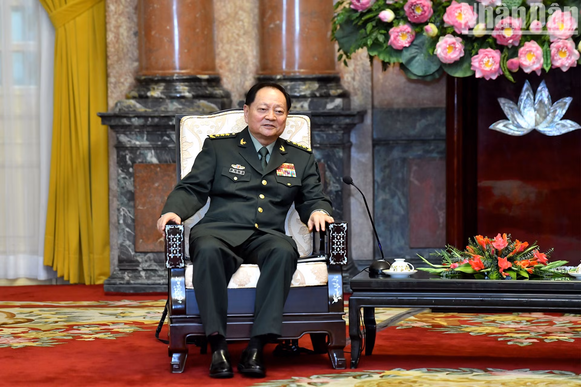 El teniente general Zhang Youxia interviene en la reunión.