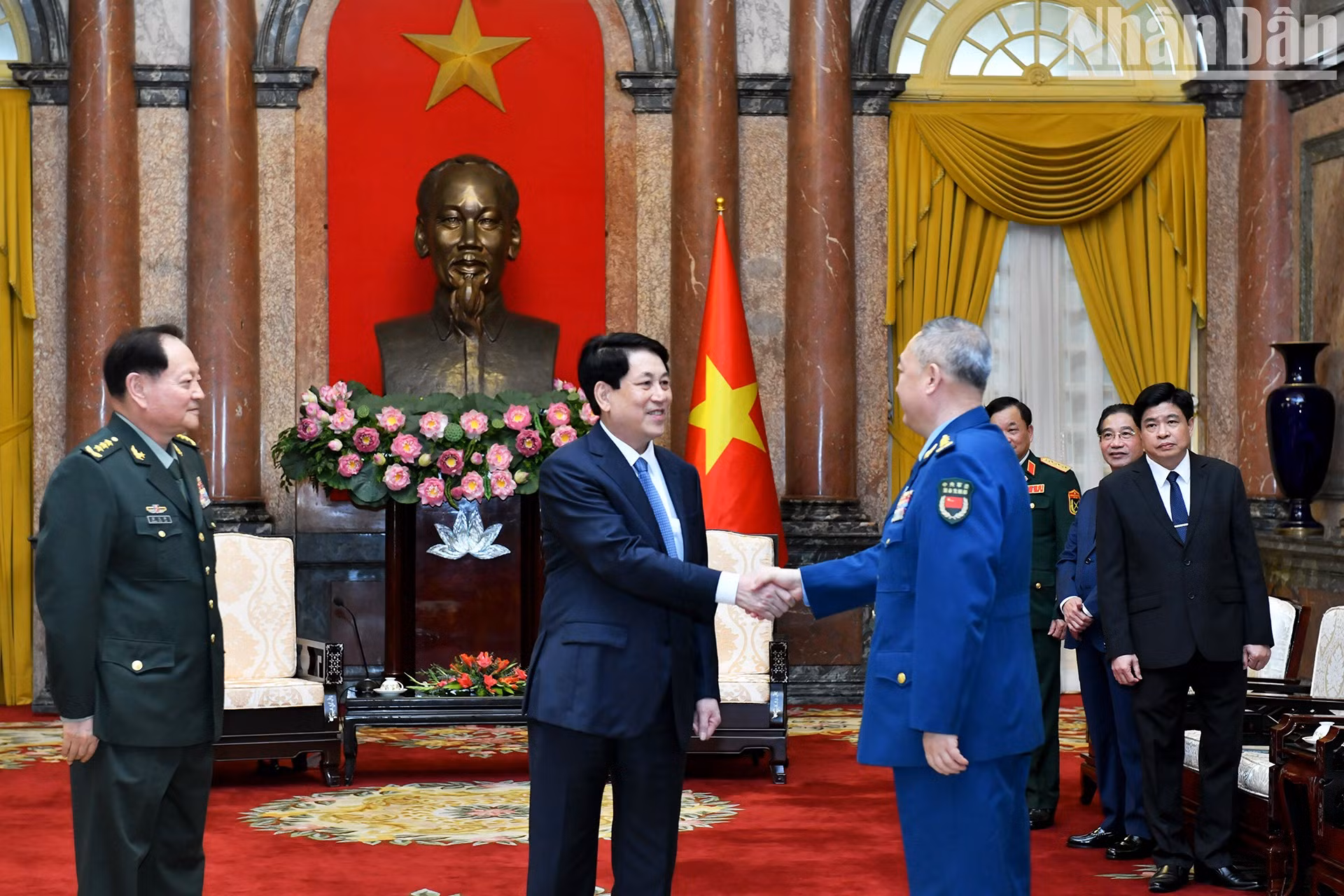 El presidente de Vietnam, Luong Cuong, recibe al teniente general Zhang Youxia, miembro del Buró Político del Comité Central del Partido Comunista y vicepresidente de la Comisión Militar Central de China.