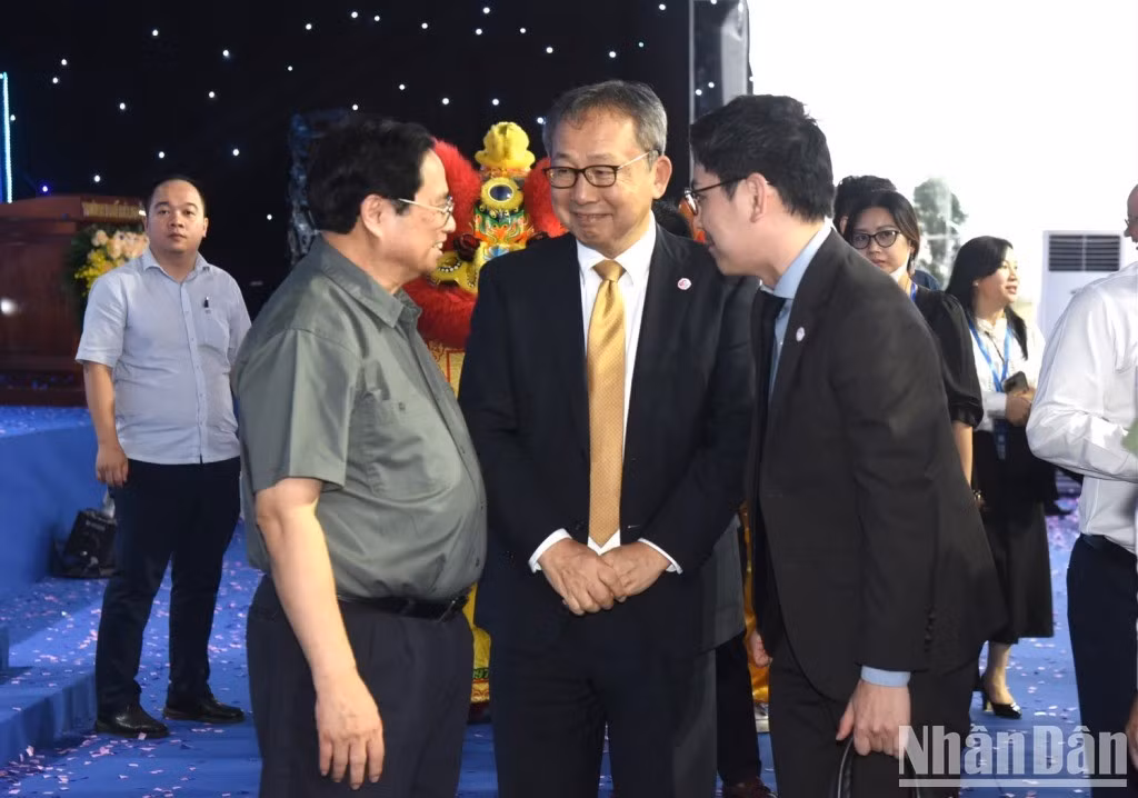 Minh Chinh habla con otros participantes. Minh Chinh habla con otros participantes.