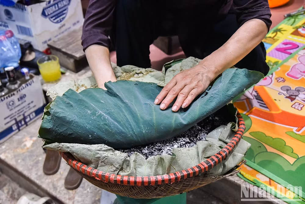 La fermentación se realiza en canastas de bambú y la mezcla de arroz está bien cubierta con hojas de loto. Si hace calor, el proceso tarda solo uno o dos días.