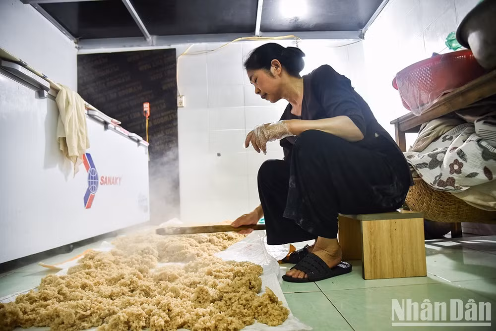 Después de cocido, el arroz se unta en capas finas y se deja enfriar antes de añadir la levadura, bien molida y tamizada.