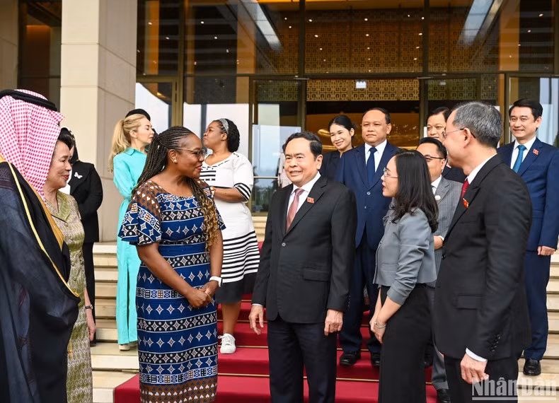 Thanh Man y los delegados.