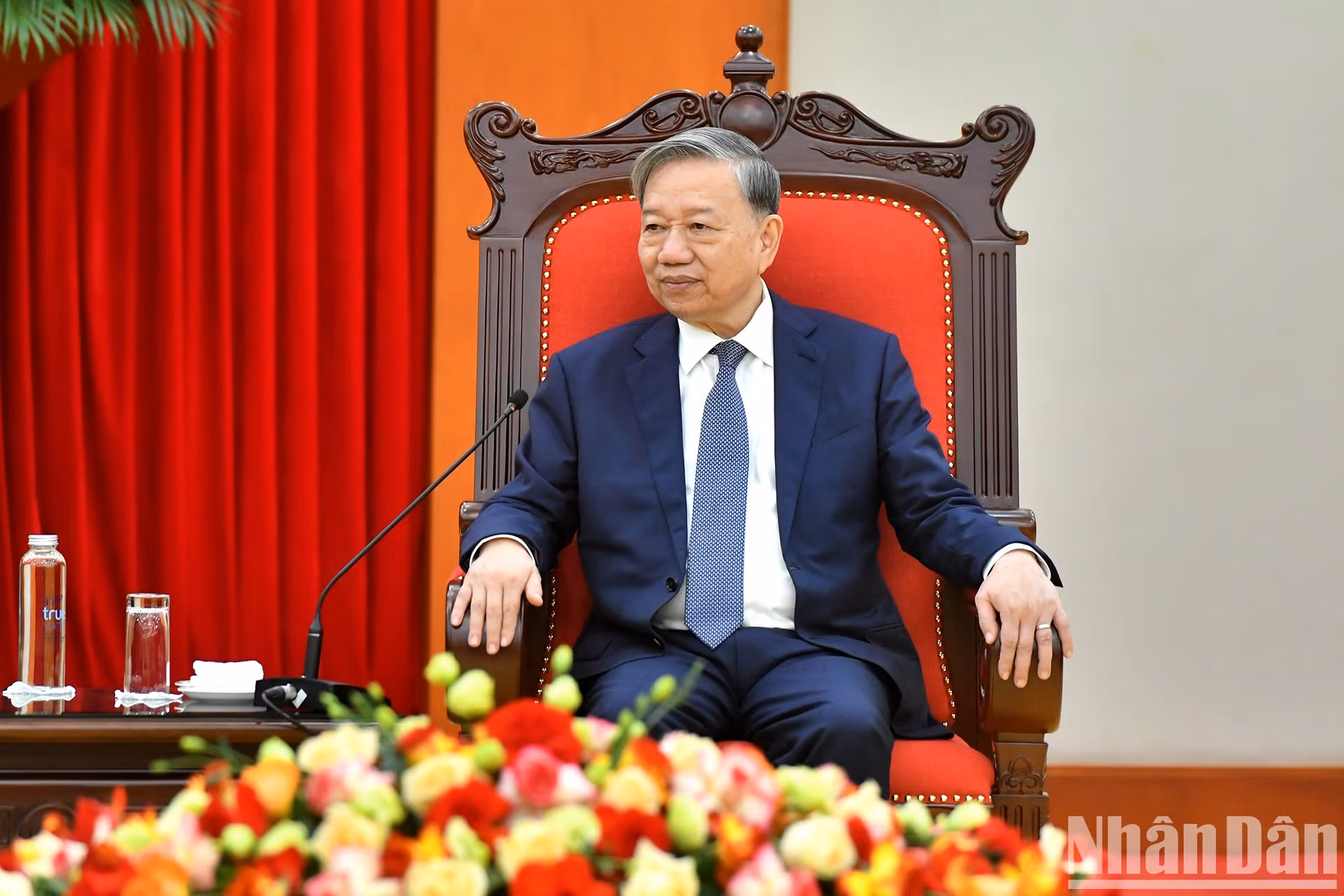 El máximo dirigente político de Vietnam interviene.