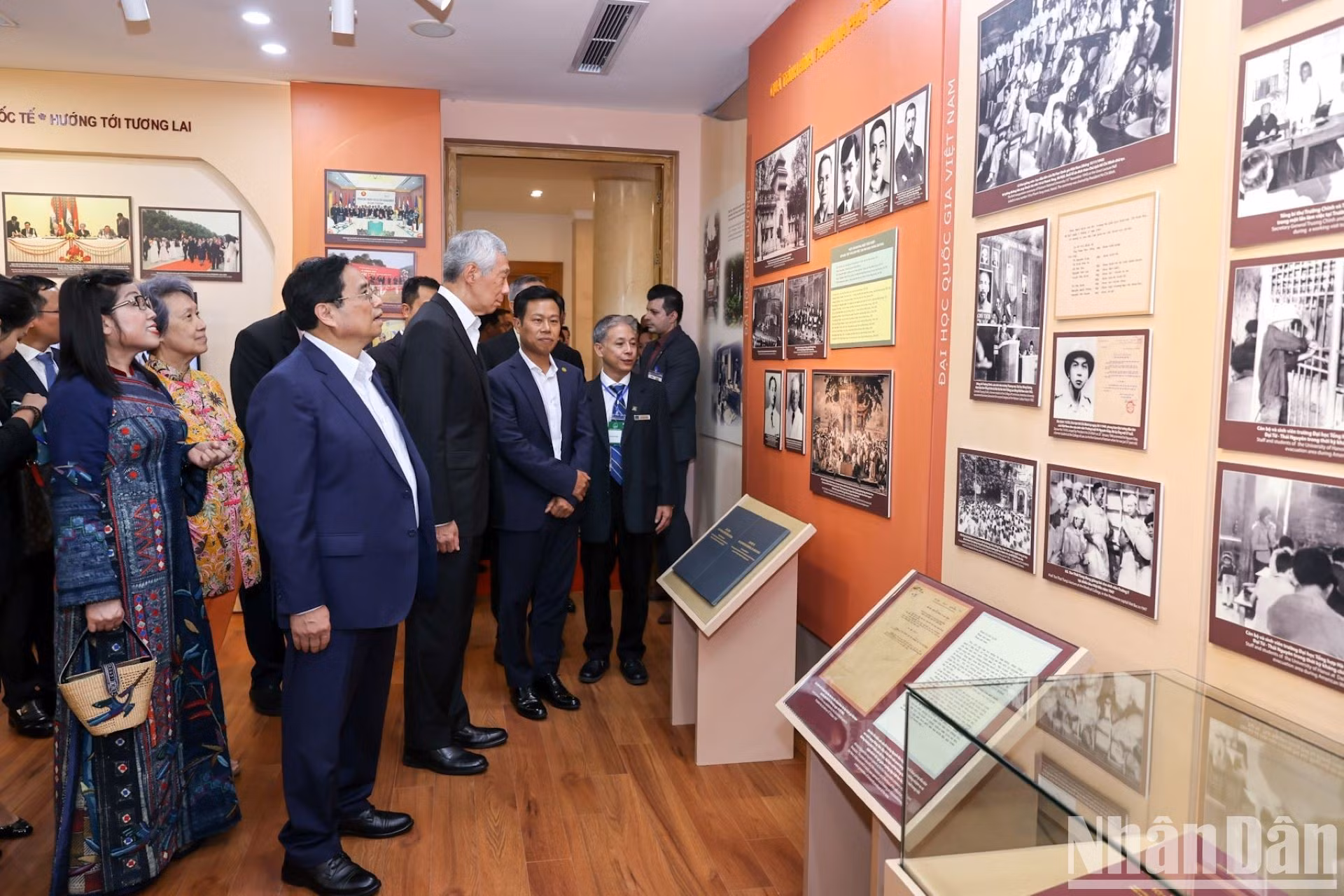 Minh Chinh y su par singapurense recorren la sala memorial de la institución.