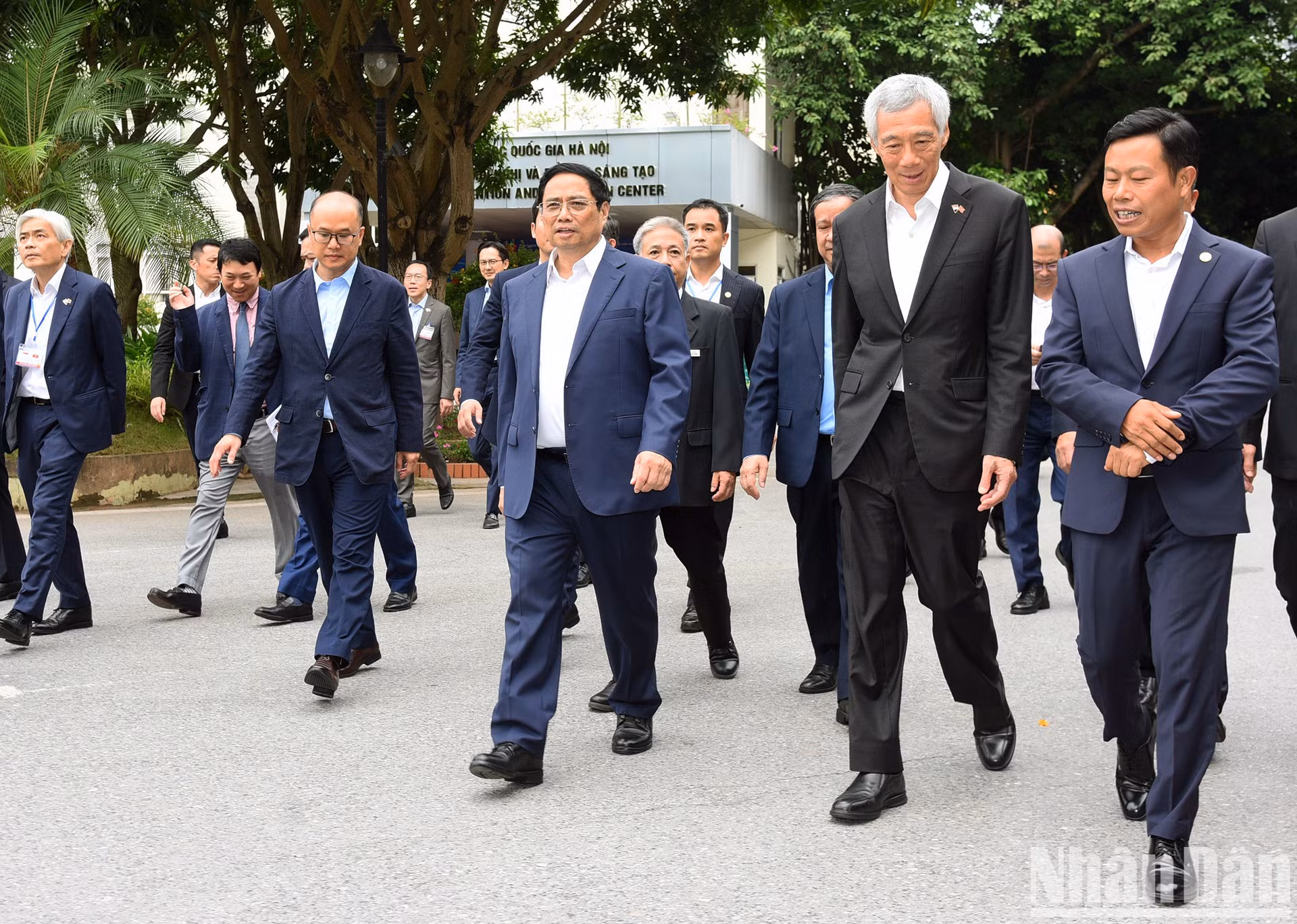 Los jefes de Gobierno en el campus de la Universidad Nacional de Hanói.