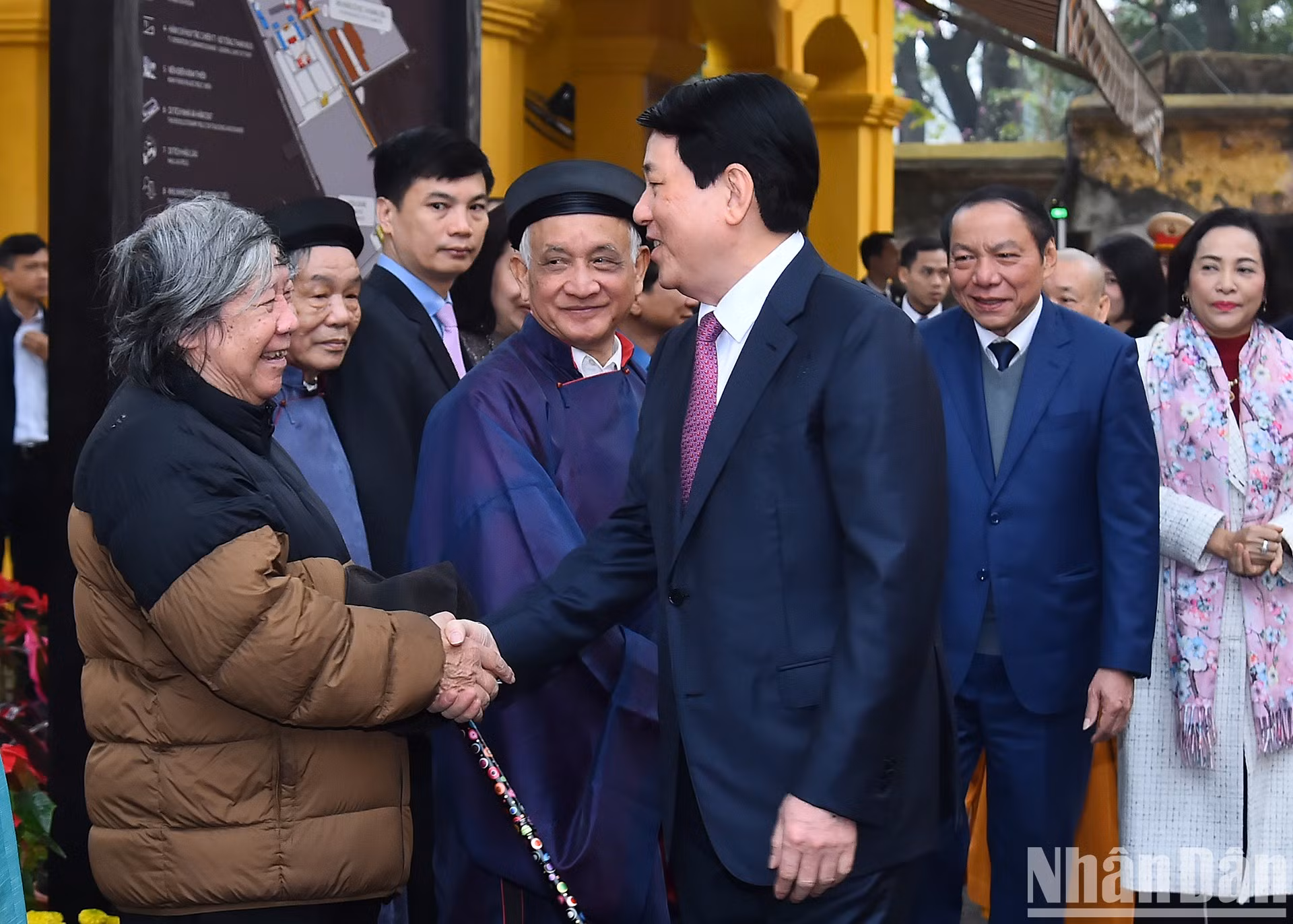 El presidente Luong Cuong y delegados a la ceremonia.