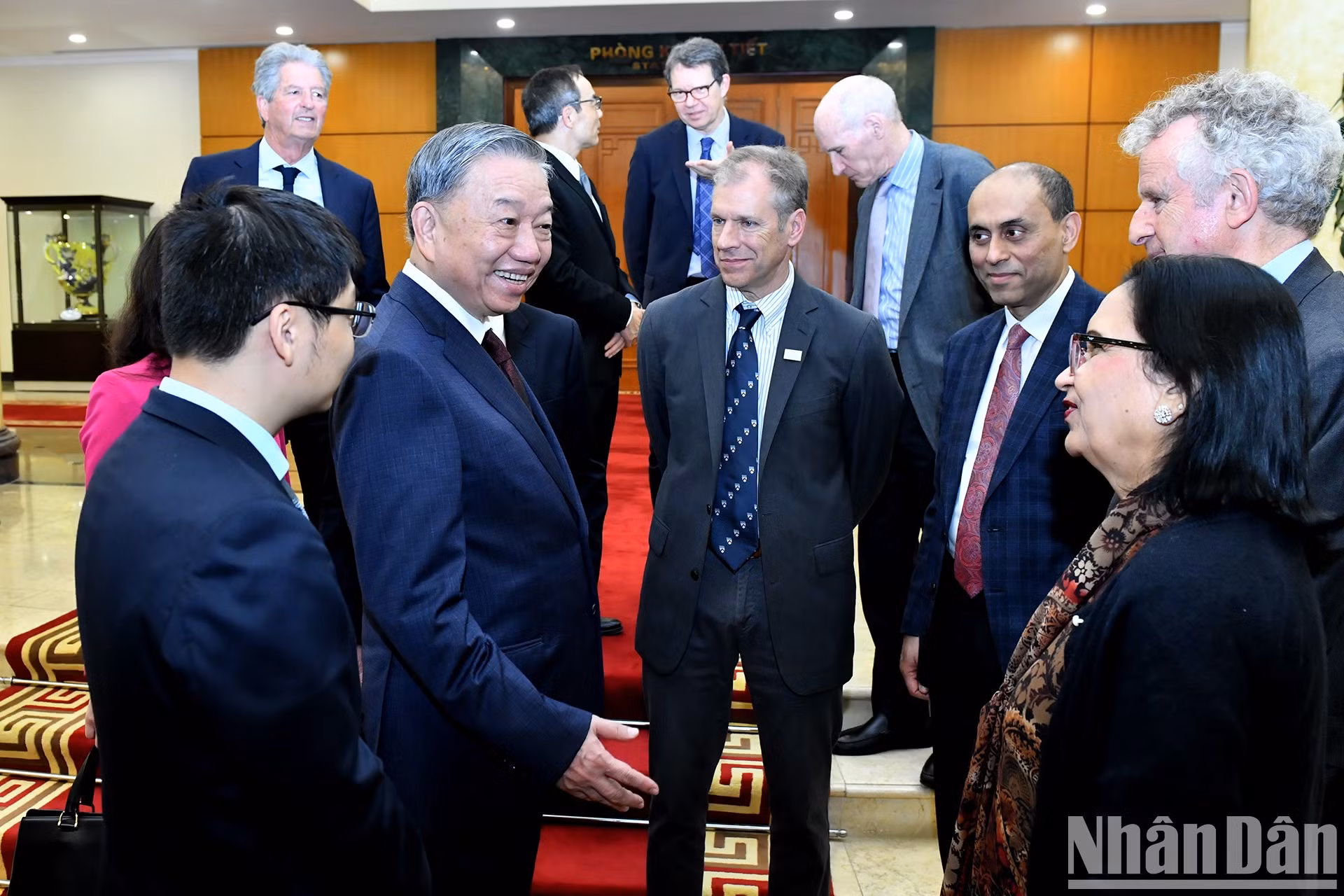 El máximo dirigente político de Vietnam y los delegados.