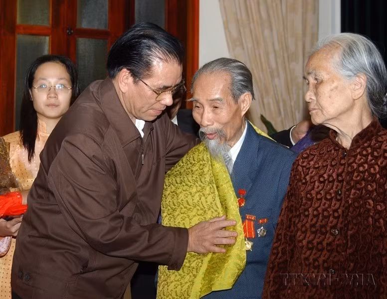 El secretario general del Partido Comunista, Nong Duc Manh, entrega regalos a los delegados de edad avanzada en la Fiesta de Gran Unidad Nacional en la zona residencial No. 7, distrito de Quan Thanh (Hanói), el 16 de noviembre de 2008.