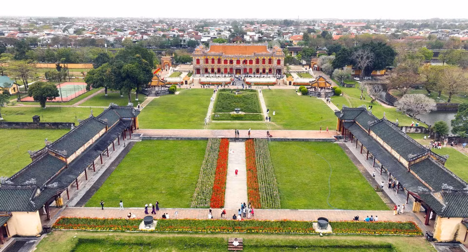 La Ciudadela Imperial de Hue se divide en dos áreas principales: Hoang Thanh (muralla exterior que protege los palacios y templos de los ancestros delmonarca) y Tu Cam Thanh (ciudadela prohibida, donde vivía la familia real). Dentro de Hoang Thanh se encuentran la imponente Puerta de Ngo Mon y el Palacio de Thai Hoa. Por su parte, Tu Cam Thanh alberga estructuras como Dai Cung Mon, Ta Vu y Huu Vu, el Palacio de Can Chanh, el Palacio de Dien Tho, entre otros.
