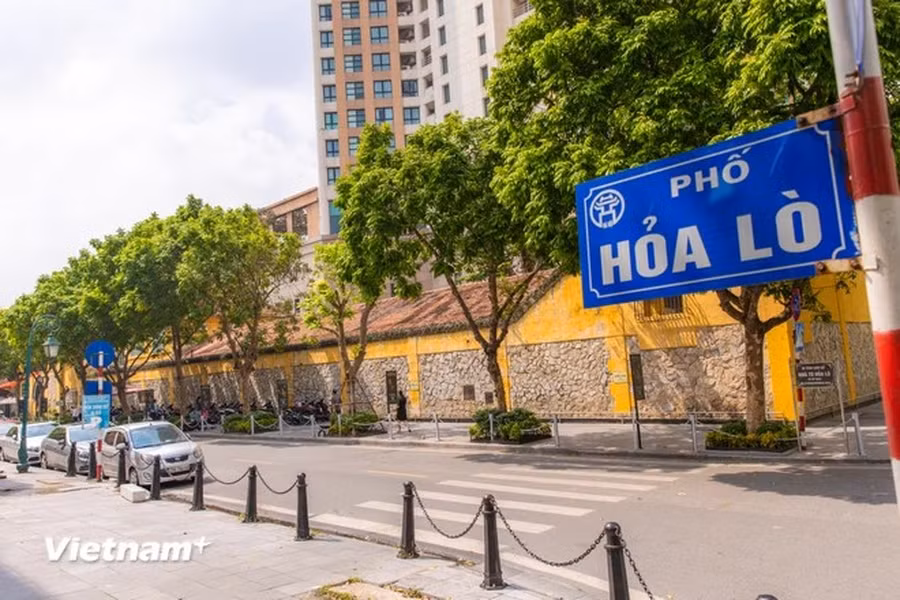Al mencionar la calle de Hoa Lo, la gente piensa inmediatamente en la prisión homónima, un famoso monumento histórico, que alguna vez fue un lugar donde muchos soldados revolucionarios y prisioneros políticos fueron detenidos durante el período colonial francés. Hoy en día, este lugar se ha convertido en un museo viviente, que ayuda a los visitantes a comprender mejor la historia y los años heroicos de la nación.