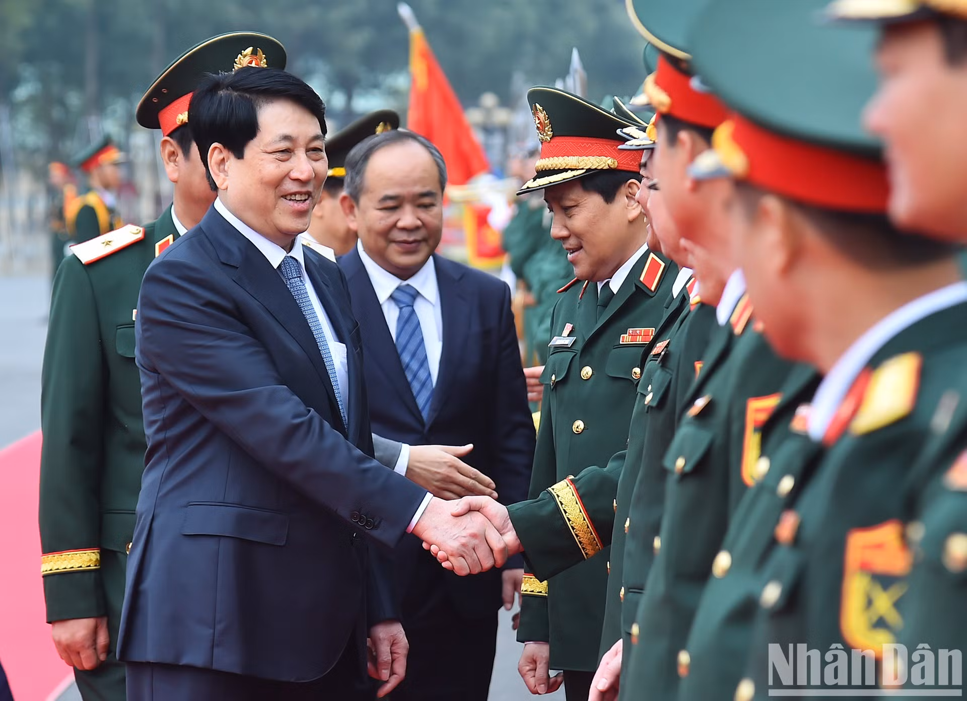 El presidente Luong Cuong y oficiales del Cuerpo de Ejército 12. El presidente Luong Cuong y oficiales del Cuerpo de Ejército 12.