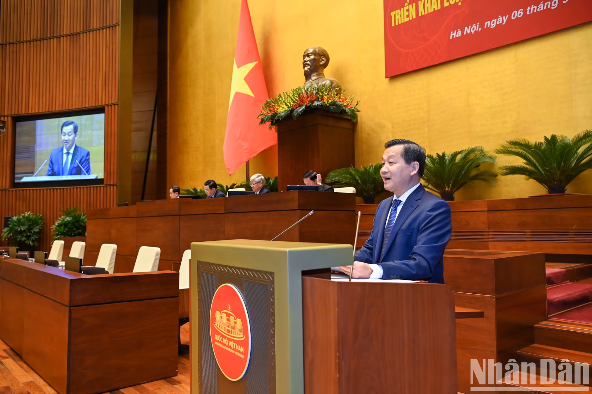El vice primer ministro Le Minh Khai presenta un informe.