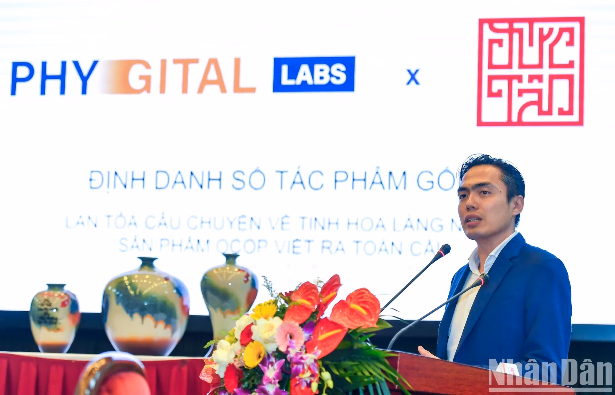 Nguyen Huy, director general de una empresa de soluciones tecnológicas, presenta sobre los beneficios de la tecnología de chips a la hora de divulgar sobre productos de cerámica de Bat Trang.