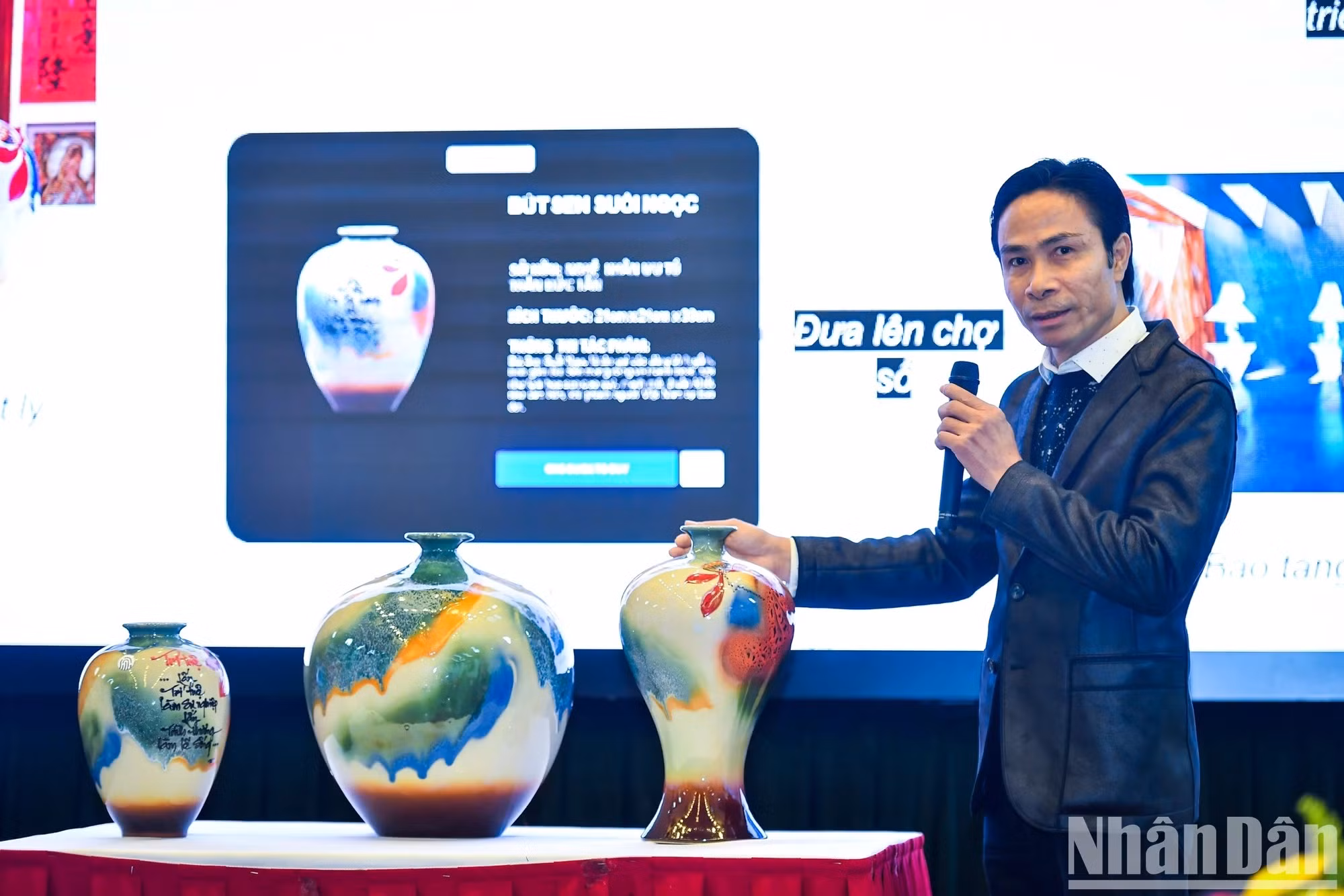 El Artesano Destacado (título conferido por el Estado vietnamita) Tran Duc Tan expone acerca de los beneficios de la aplicación tecnológica en la labor publicitaria de productos de cerámica de Bat Trang.