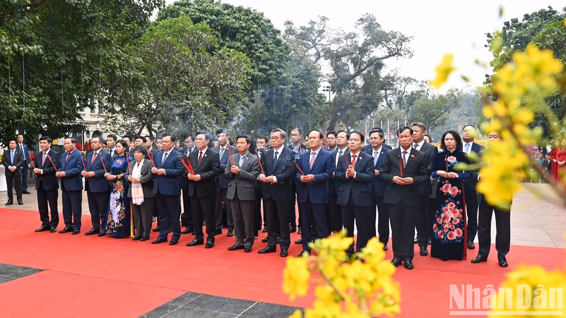 [Foto] Dirigente vietnamita rinde homenaje al fundador de la capital nacional
