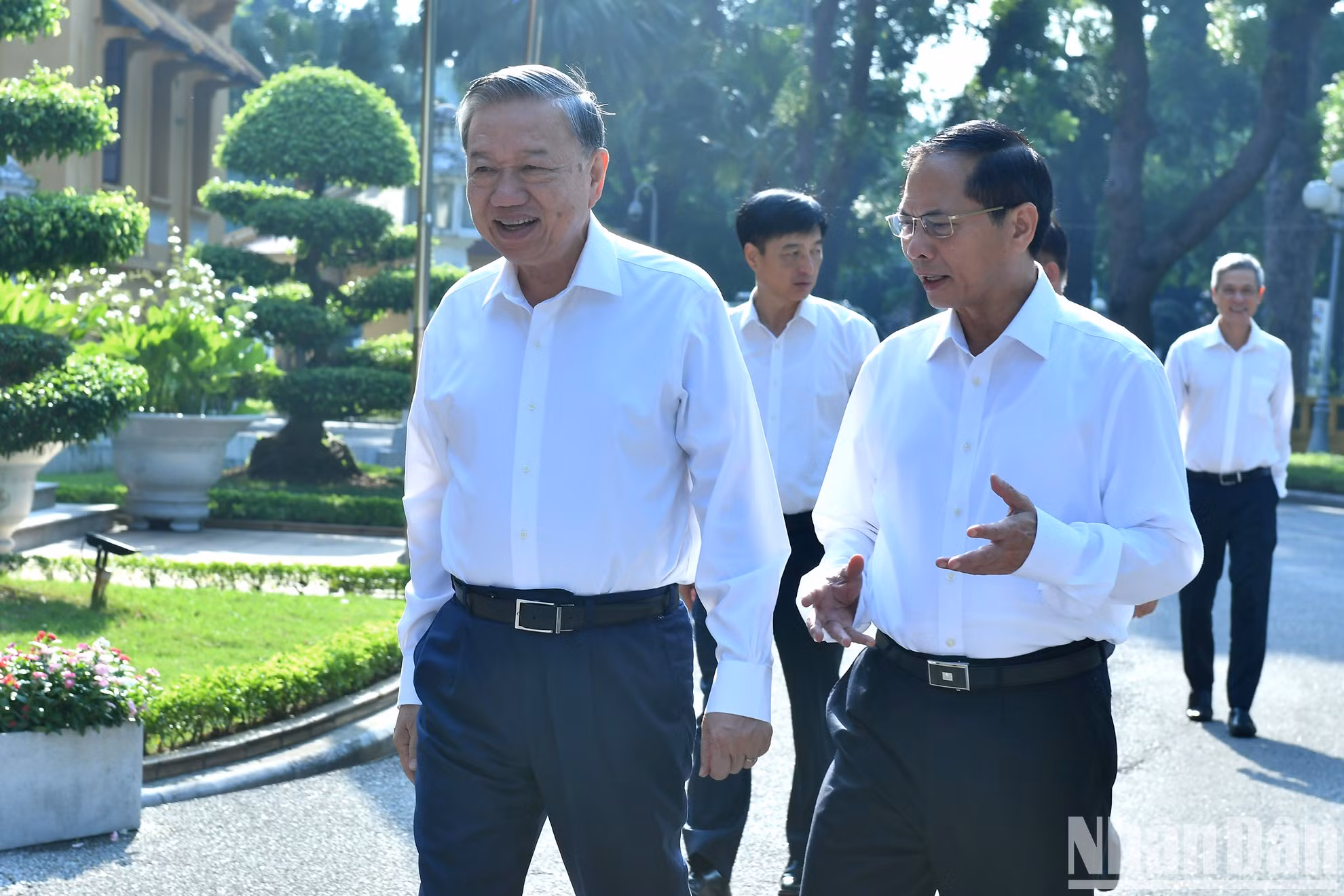 El máximo dirigente vietnamita llega al lugar de la reunión.