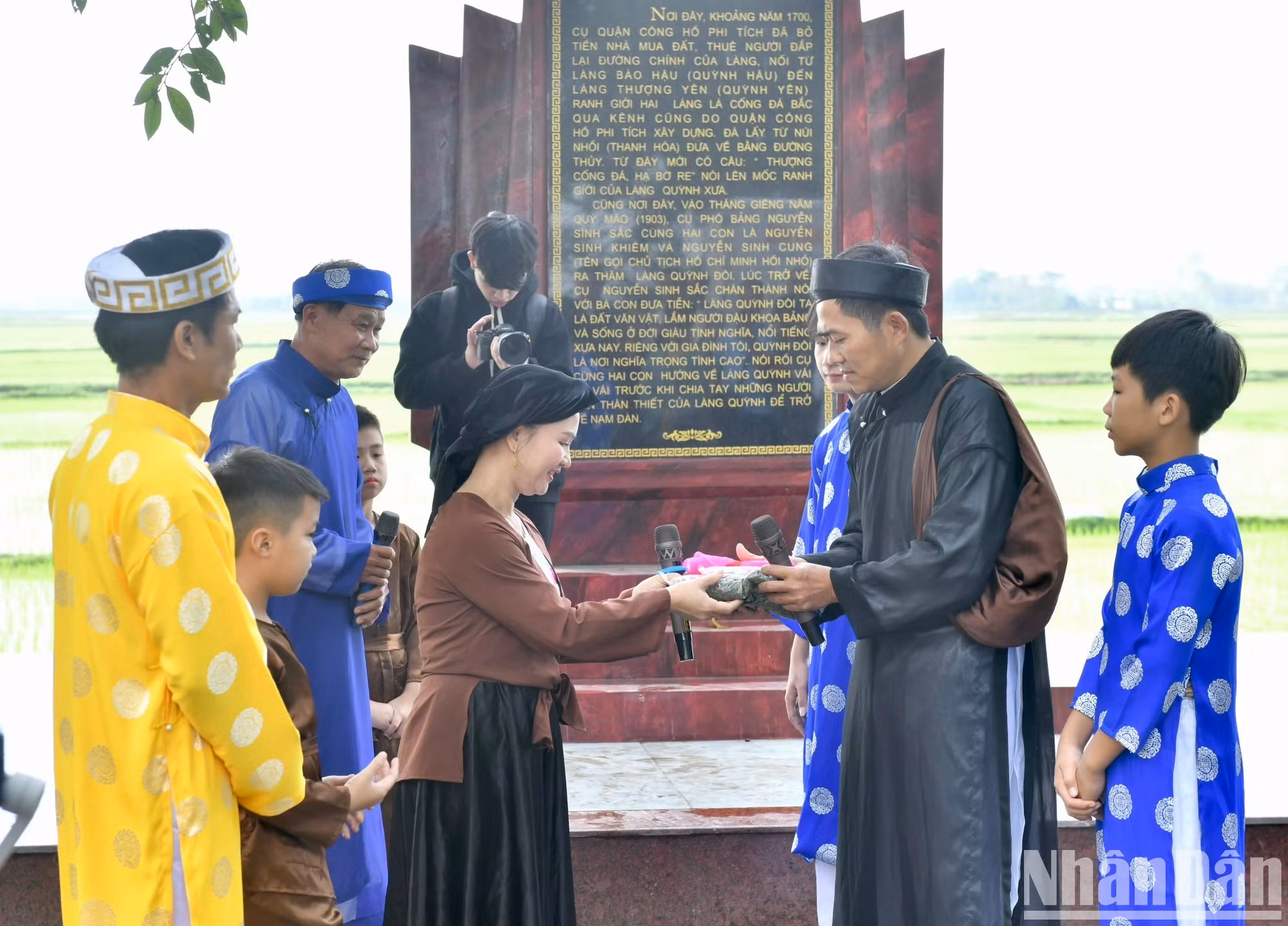 Este acto teatral incluido en el recorrido narra la estancia del joven Ho Chi Minh en Quynh Doi. A los 13 años, acompañó a su padre y su hermano mayor a la aldea para que se reunieran con otros intelectuales patriotas. La actuación demuestra el respeto y la sincera admiración de la gente local hacia el tío Ho.
