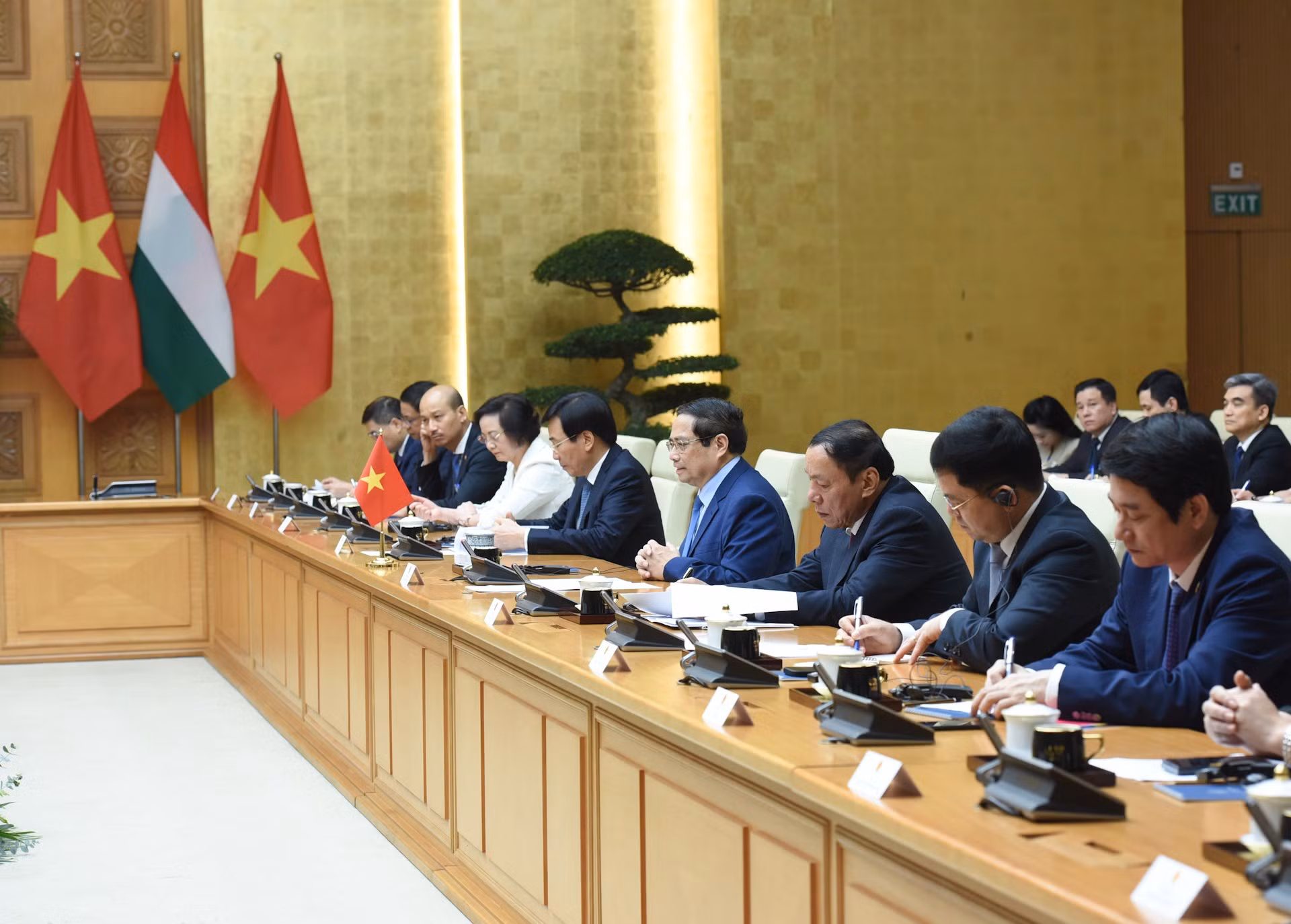 Acompañan al premier Pham Minh Chinh representantes del personal directivo de ministerios, departamentos y sectores vietnamitas.