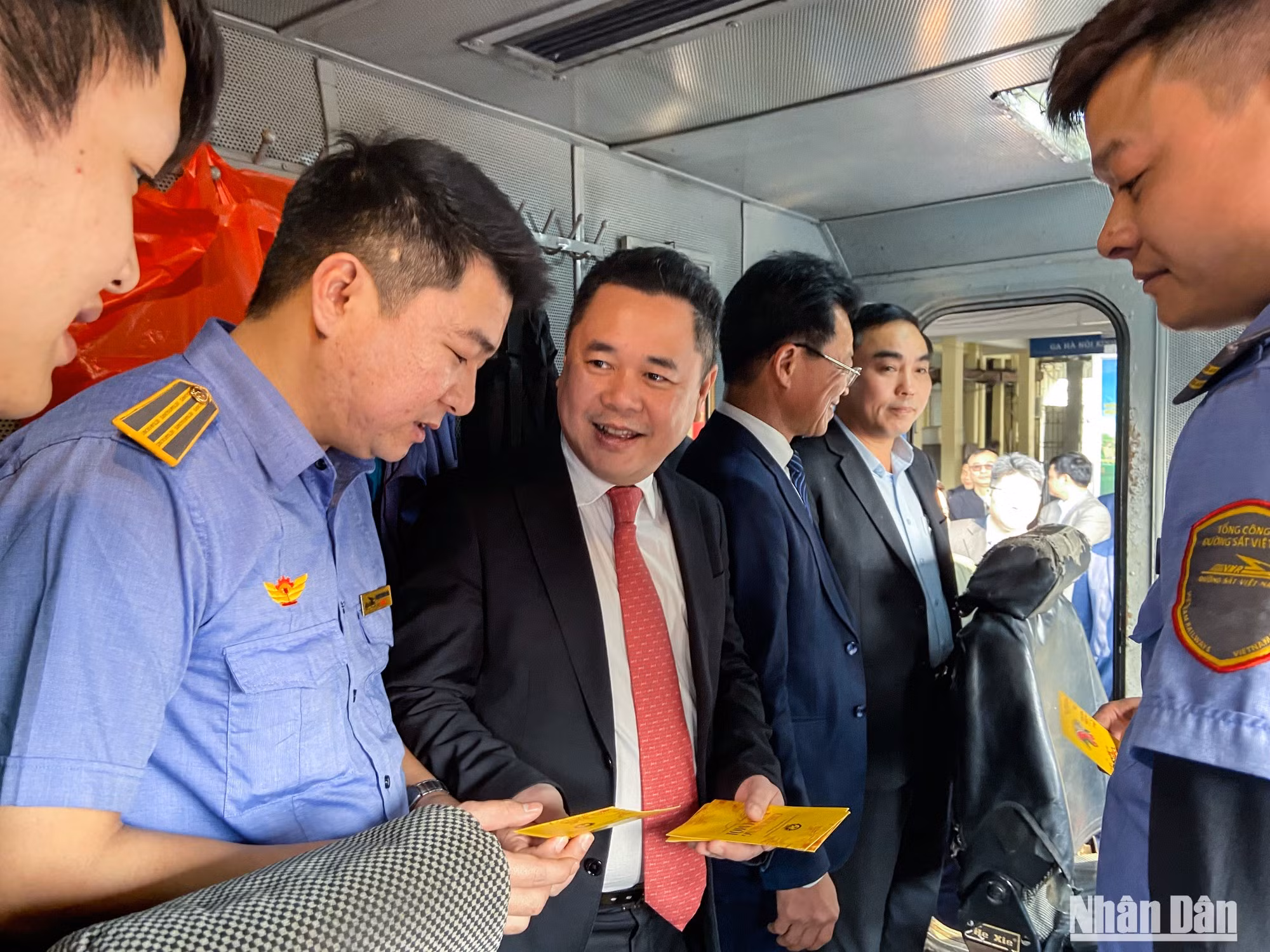 Funcionarios de Hanói y dirigentes de la industria ferroviaria local visitaron el establecimiento para extender sus mejores deseos por la fecha a los trabajadores allí. Funcionarios de Hanói y dirigentes de la industria ferroviaria local visitaron el establecimiento para extender sus mejores deseos por la fecha a los trabajadores allí.
