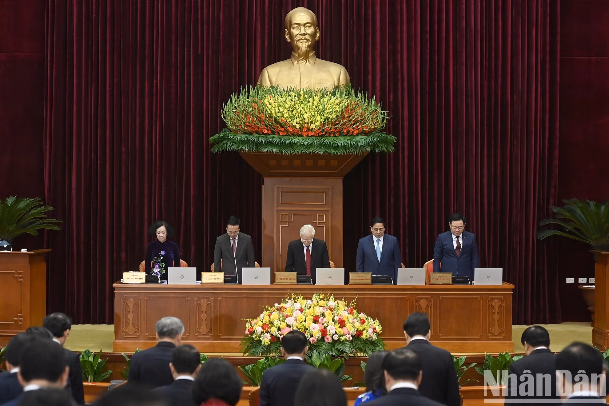 Los delegados guardan un minuto de silencio en homenaje al vice primer ministro Le Van Thanh (1962-2023) y las víctimas en los desastres naturales e incendios.
