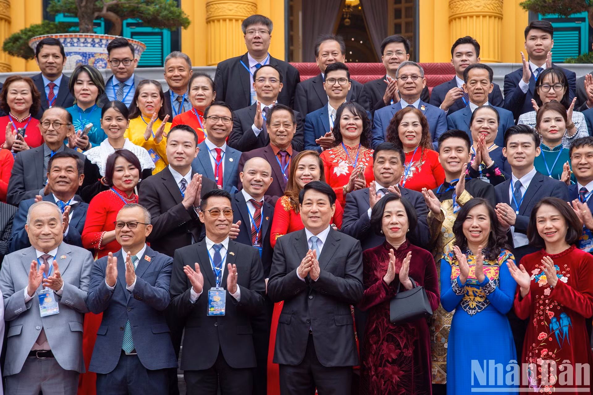 El presidente Luong Cuong y su cónyuge posan junto a los representantes de la comunidad expatriada para el programa “Primavera de la Patria” 2025.