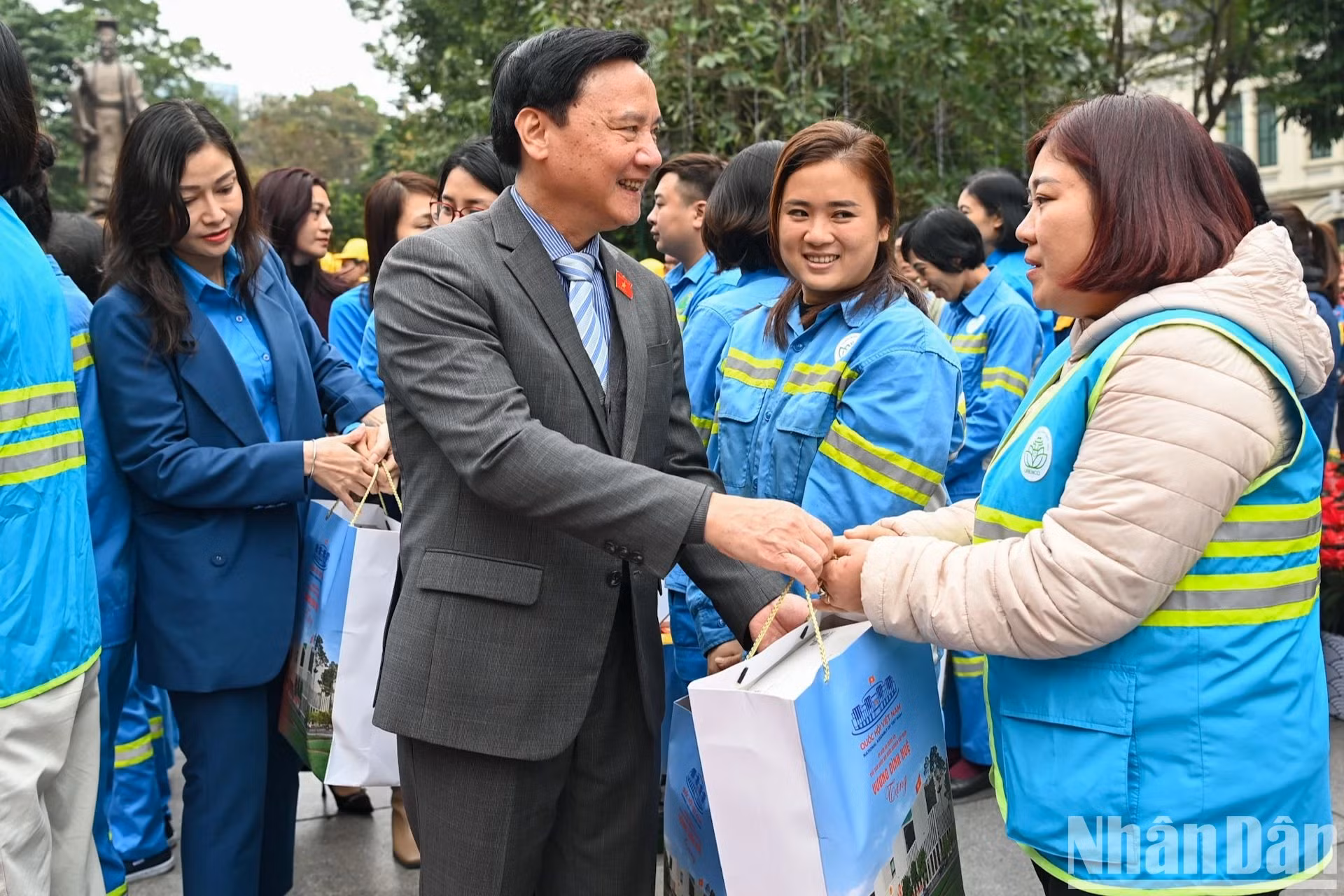 El vicepresidente de la Asamblea Nacional Nguyen Khac Dinh felicita por el Tet a los trabajadores capitalinos.