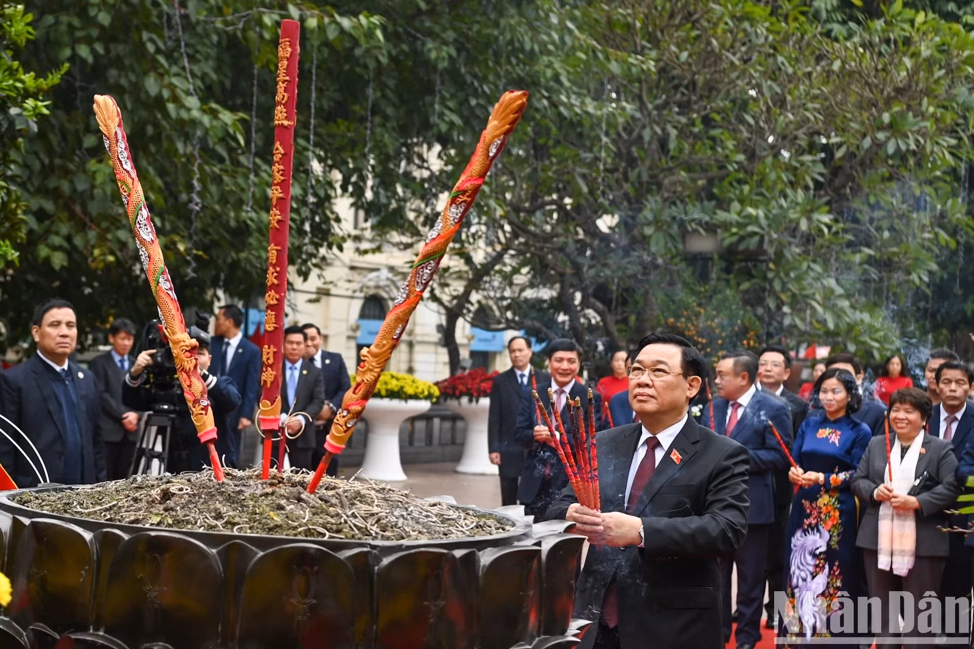 El dirigente rinde tributo al fundador de la dinastía Ly (1009-1225), quien mandó el traslado de la capital nacional a su actual emplazamiento y la denominó Thang Long (Dragón Ascendente).