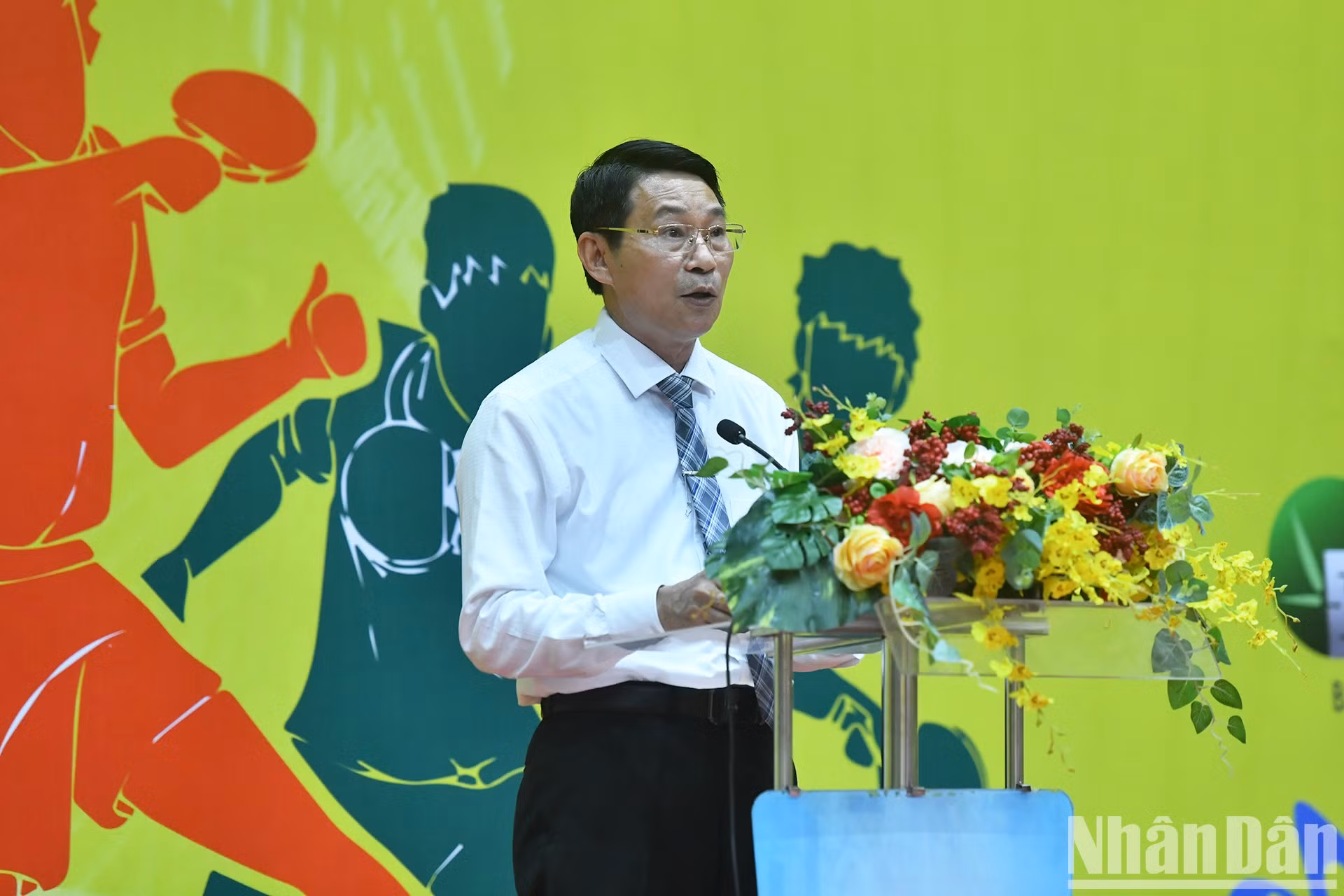El vicepresidente del Comité Popular de la provincia sede del campeonato Dinh Van Thieu da palabras.
