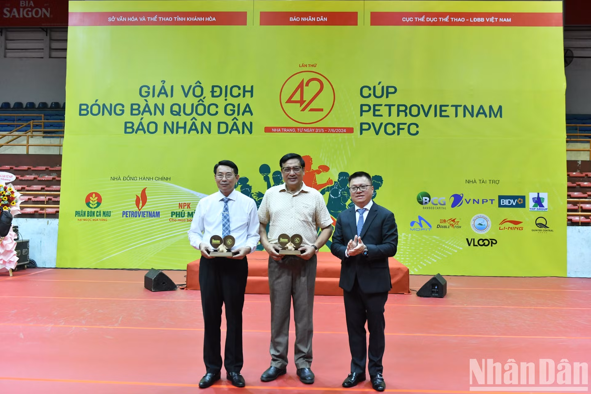 El jefe del Comité organizador otorga estatuillas de recuerdo a dirigentes de Khanh Hoa.