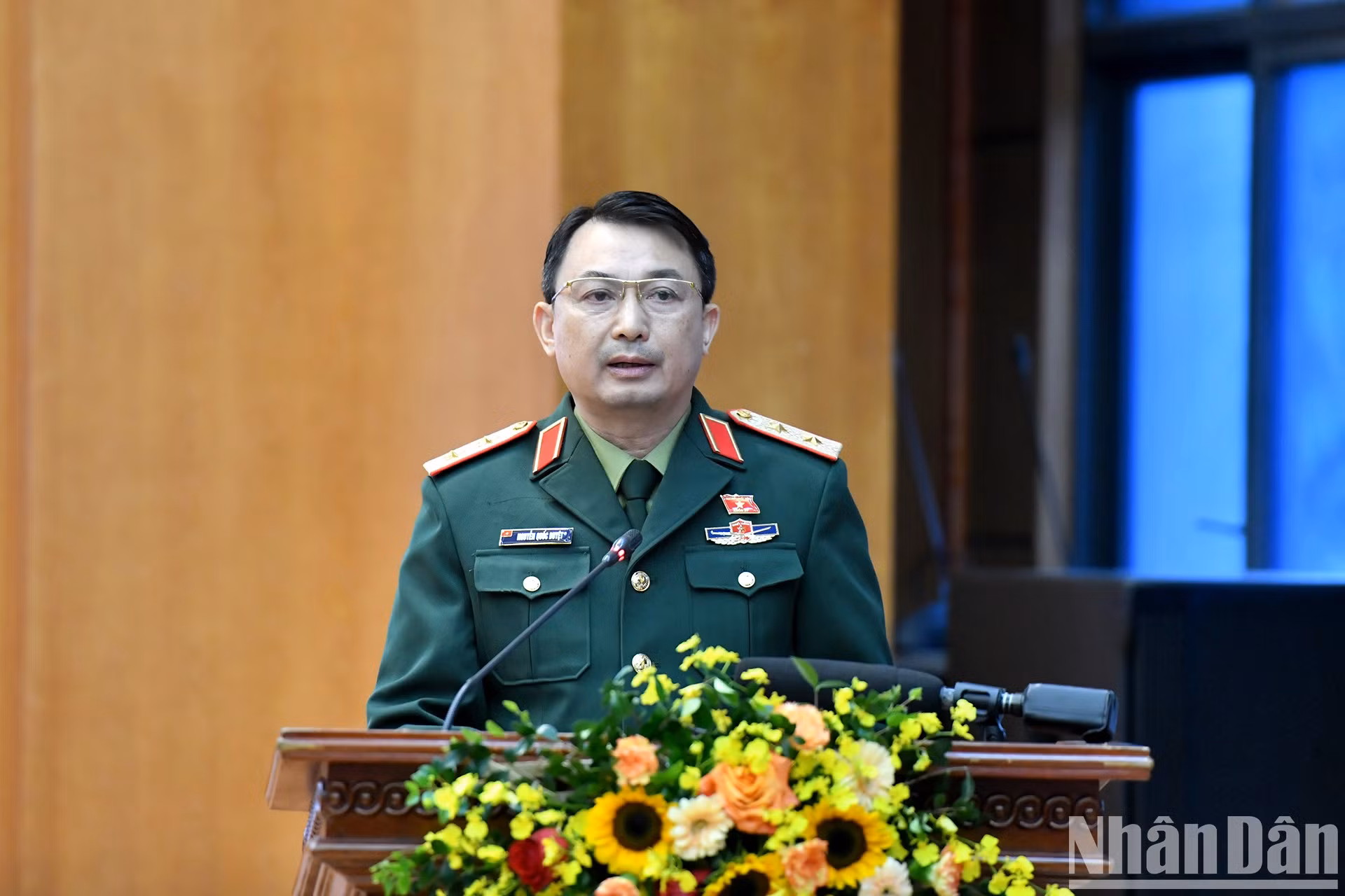 El general de división y diputado Nguyen Quoc Duyet presenta un informe sobre los resultados del octavo período de sesiones de la Asamblea Nacional.