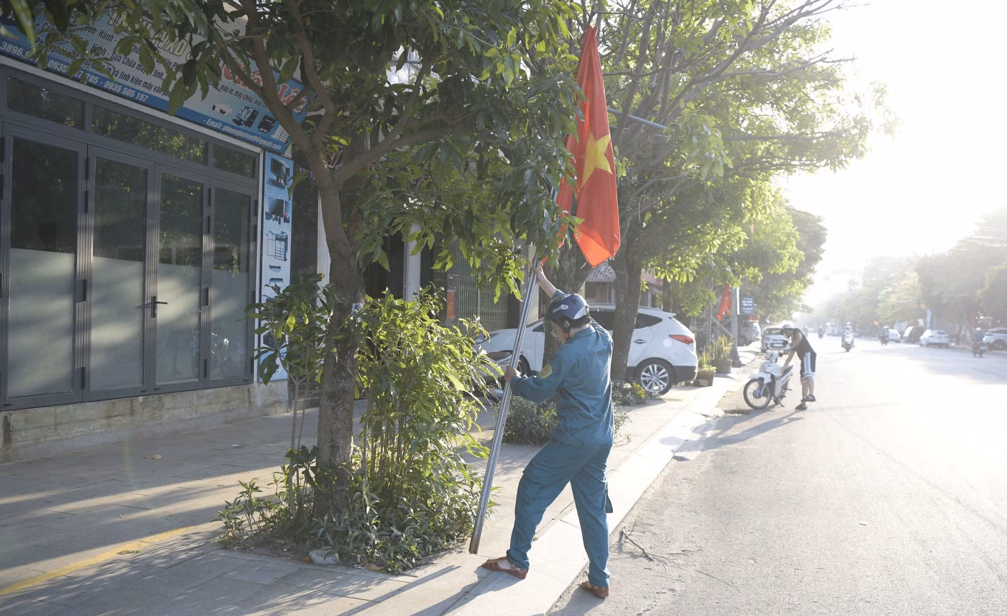 Jóvenes locales empezaron el 23 de marzo a izar la bandera nacional a lo largo de las rutas de la carrera. Como todos los eventos, se desarrollarían en circuitos cerrados y distintos, el número de banderas y la intensidad de colocación de las mismas eran enormes.