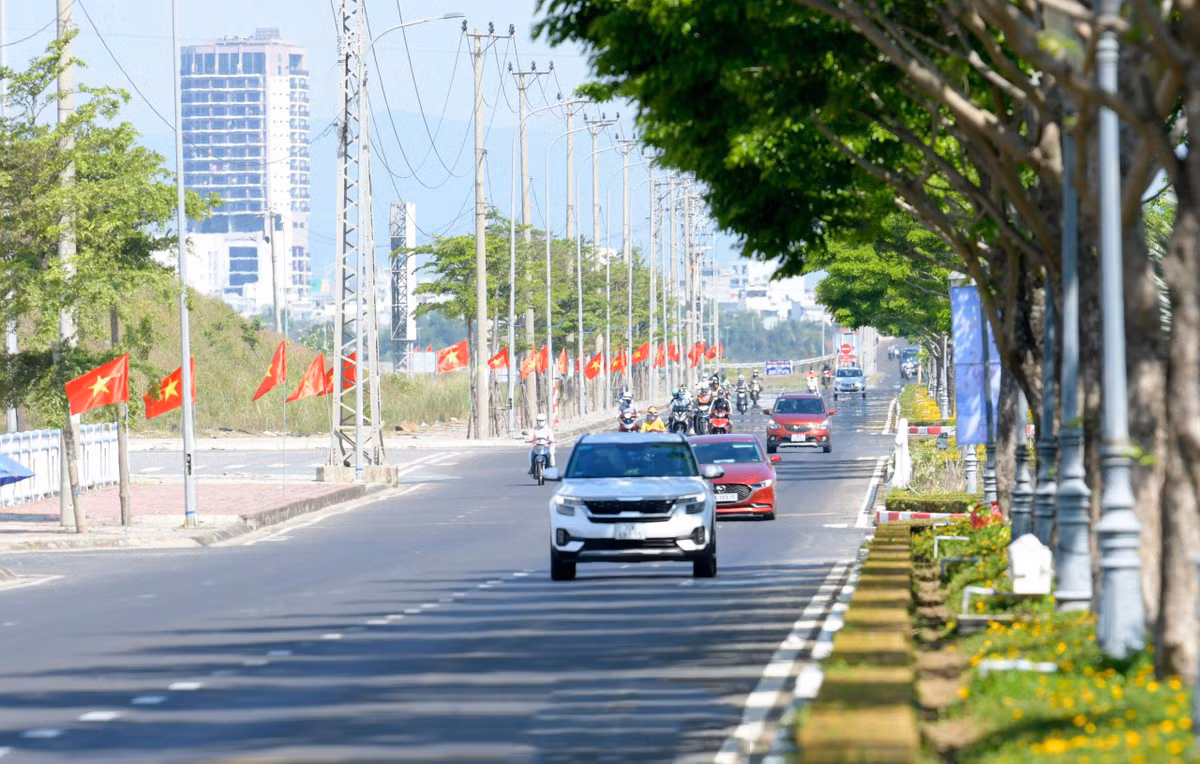 Todas las calles en Phu Yen se arropan simultáneamente del color rojo brillante de esta sagrada insignia.