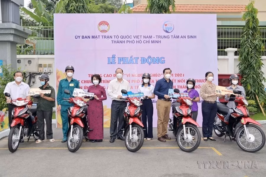 El Comité del Frente de la Patria de Vietnam en Ciudad Ho Chi Minh otorga medios de subsistencia a las personas en la ceremonia del lanzamiento del Mes “Para los pobres” en 2021.