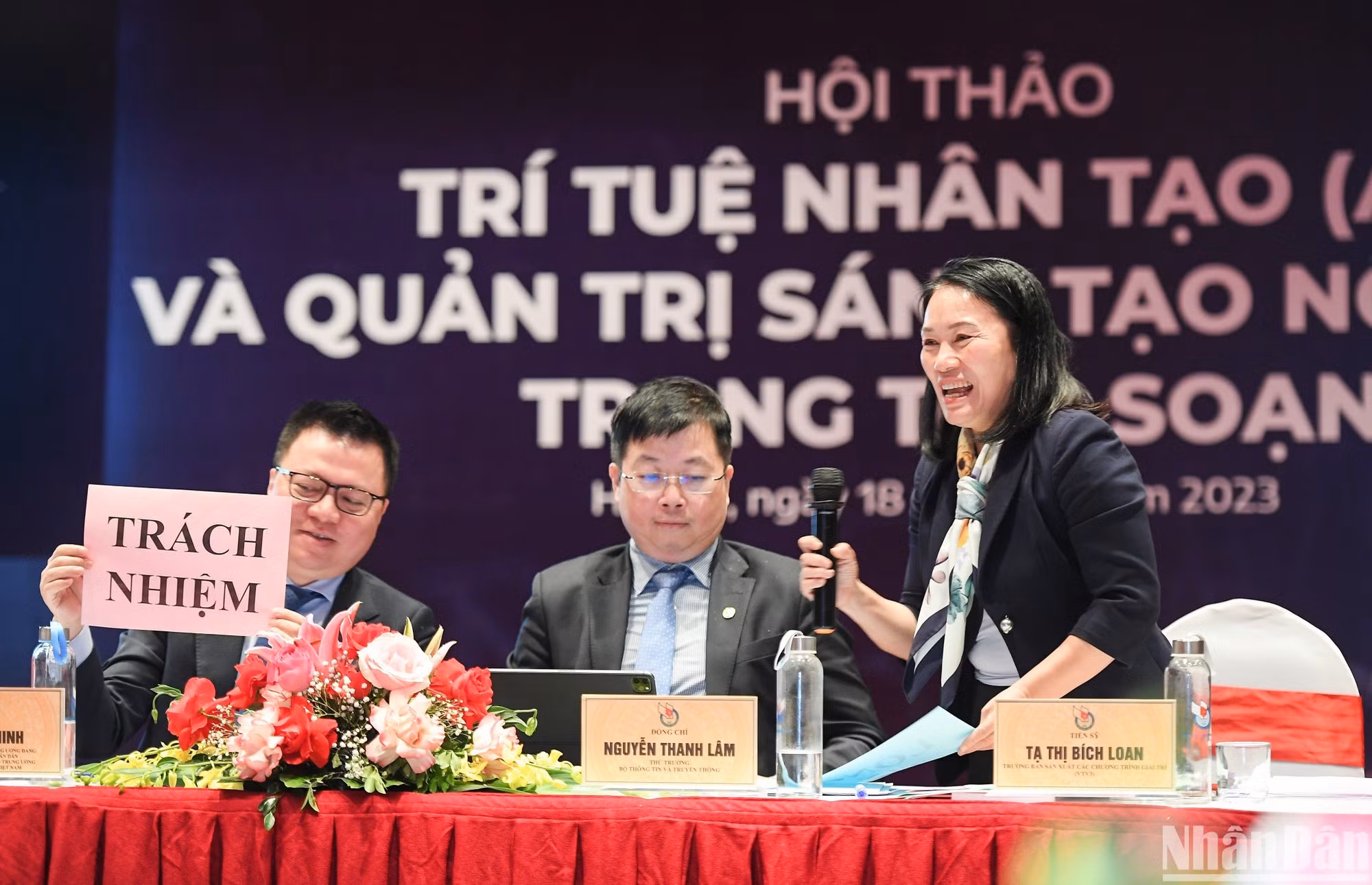 La veterana periodista Ta Thi Bich Loan, de la Televisión de Vietnam, modera el debate. La veterana periodista Ta Thi Bich Loan, de la Televisión de Vietnam, modera el debate.