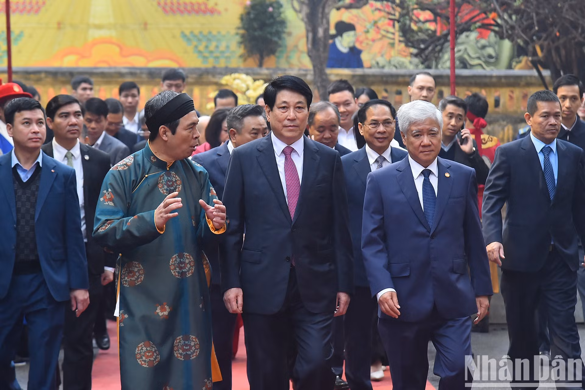 El presidente Luong Cuong llega al lugar del acto junto con dirigentes del Partido y del Estado.