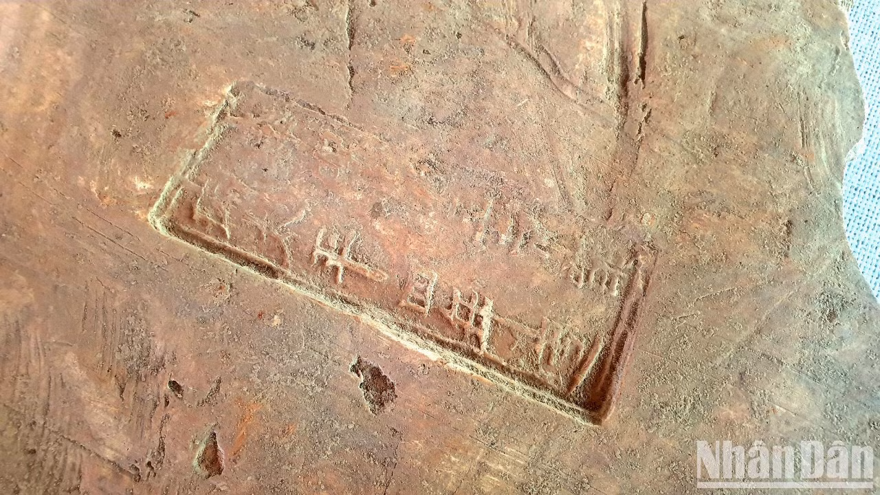 Cada ladrillo excavado lleva tallados caracteres chinos que indican la edad a la que se remonta, el siglo XI bajo la dinastía Ly.