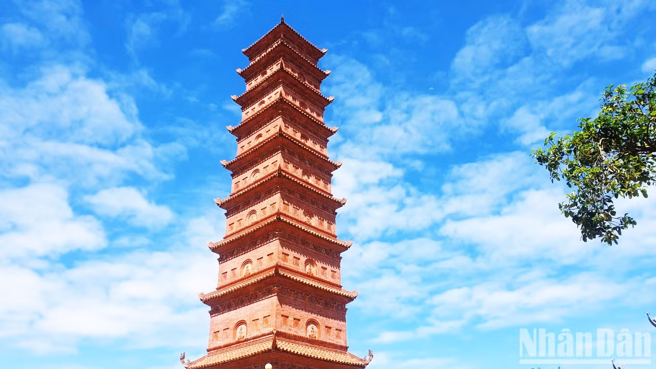 Según registros históricos, la torre originalmente se edificó encima de una montaña a la altura de 126 metros sobre el nivel del mar. Con unos 45 metros de alto, era considerada la más elevada de las obras arquitectónicas de su época. Además de escenificar las prácticas religiosas, contribuía a la defensa nacional por servir de observatorio hacia el noreste.