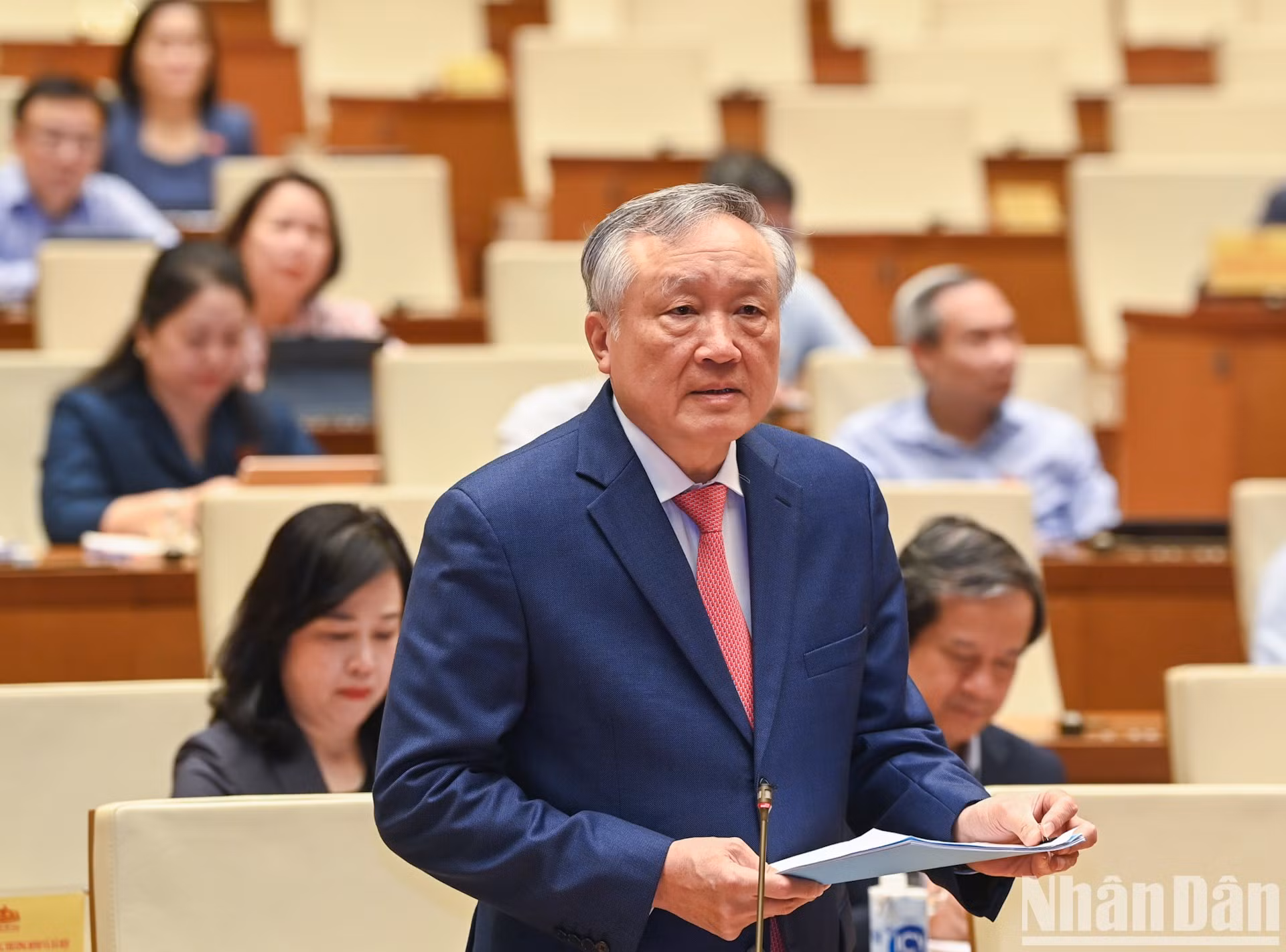 El presidente del Tribunal Popular Supremo, Nguyen Hoa Binh, responde a una pregunta del diputado Bui Xuan Thong de la delegación parlamentaria de la provincia de Dong Nai.