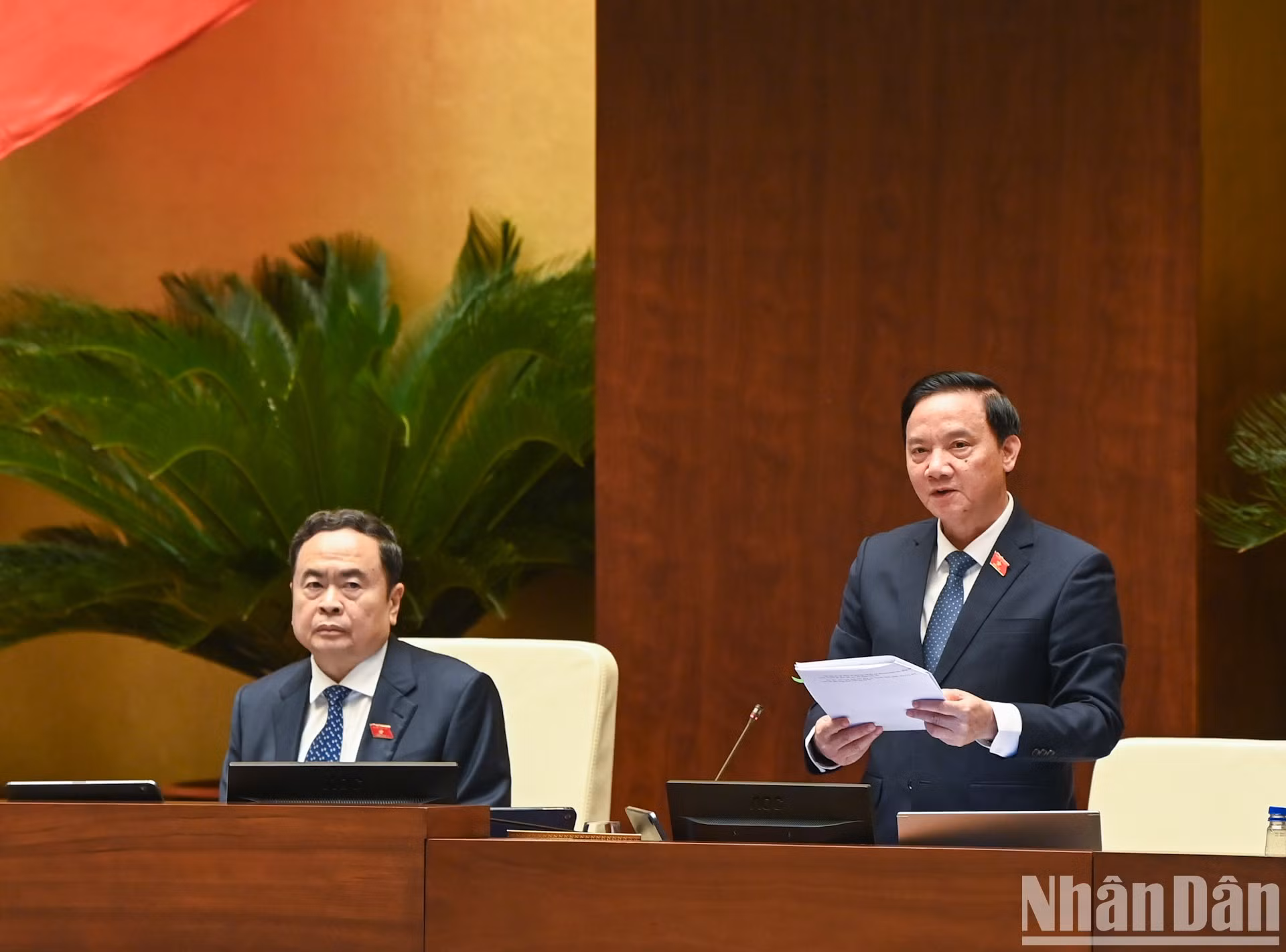 El vicepresidente de la Asamblea Nacional Nguyen Khac Dinh resume la sesión.