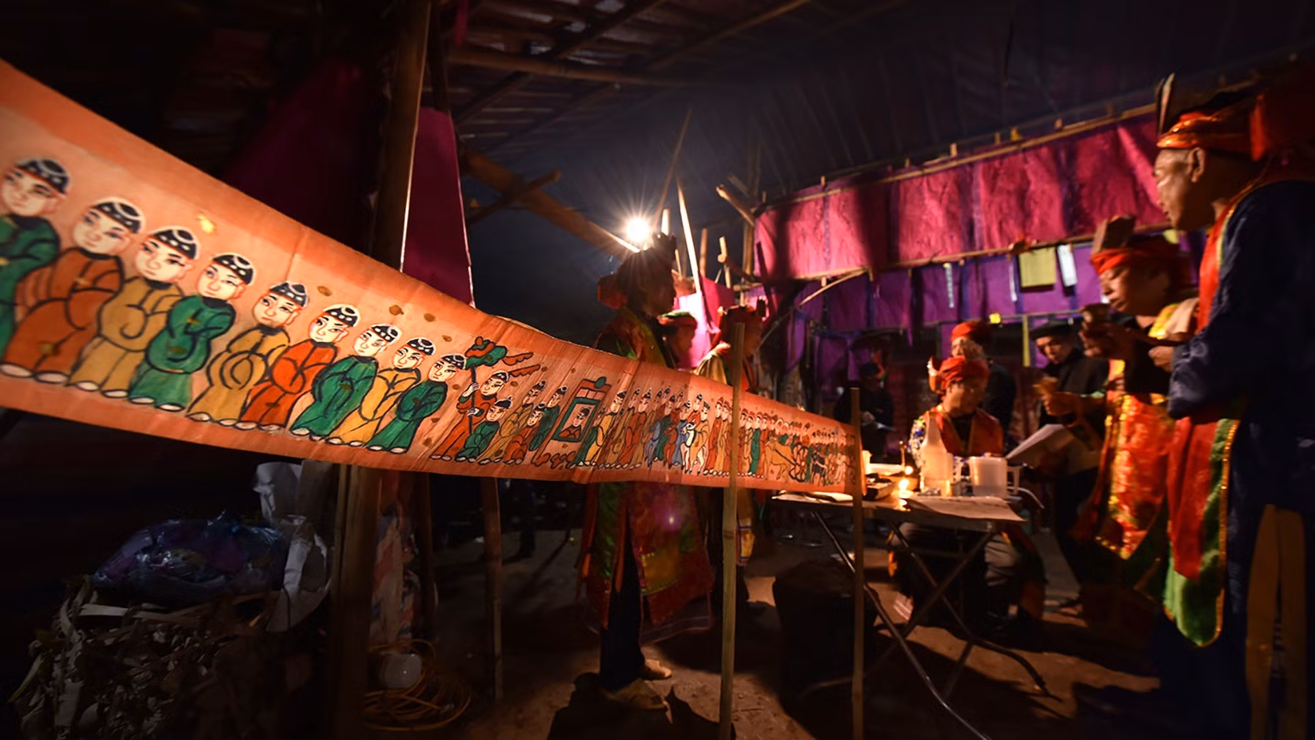 La casa donde se realiza el ritual debe estar ubicada en una finca espaciosa y solemnemente engalanada. En el centro de la sala se instala el altar de Ban Vuong, rodeado de pinturas folclóricas de los dioses tutelares de los Yao. En la imagen, los dioses en la creencia de los Yao Rojos en la comuna de Mo Vang.