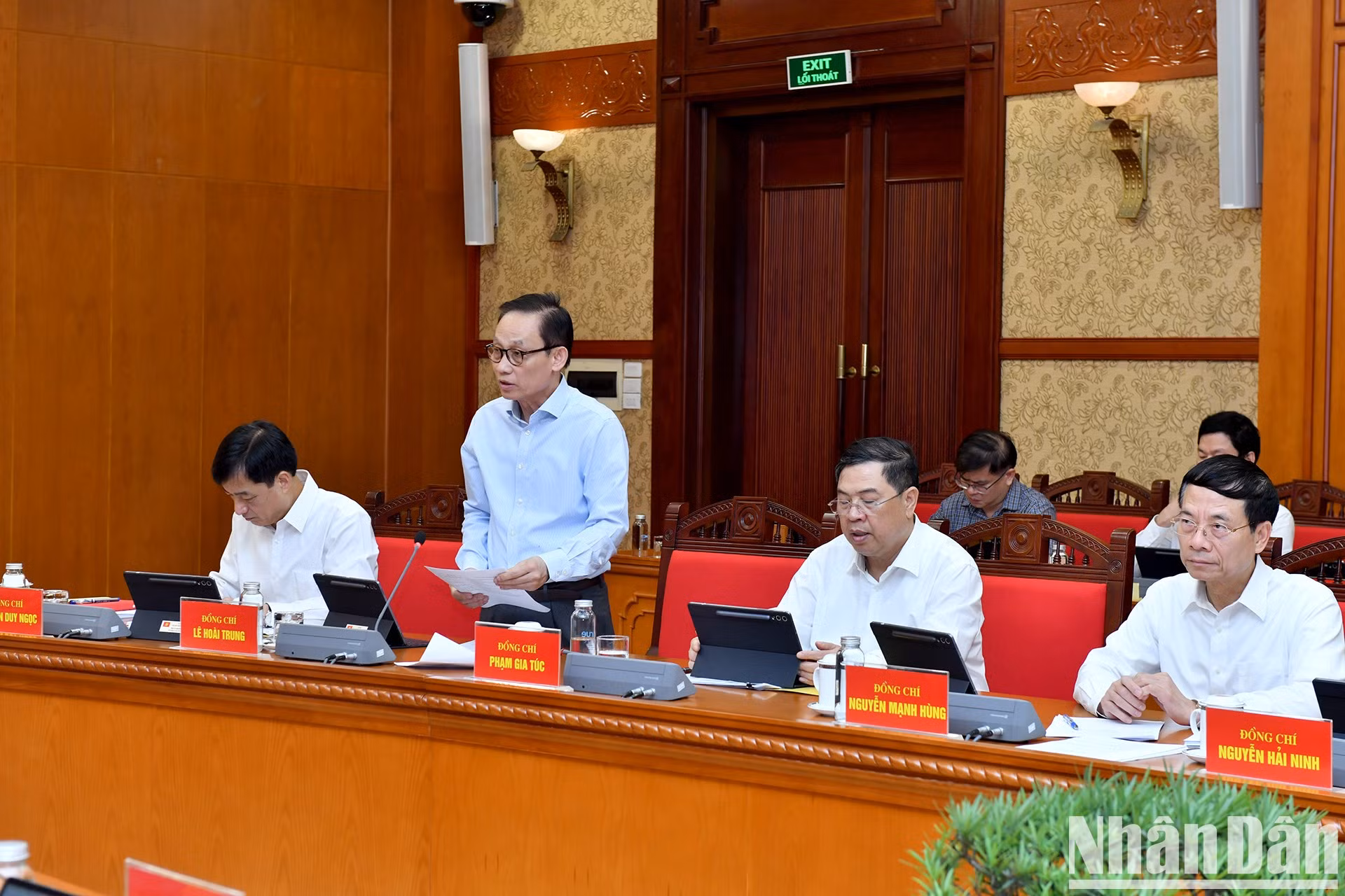 Le Hoai Trung, miembro del Secretariado del Comité Central del Partido y jefe de la Oficina del Comité Central del Partido, interviene en la cita.