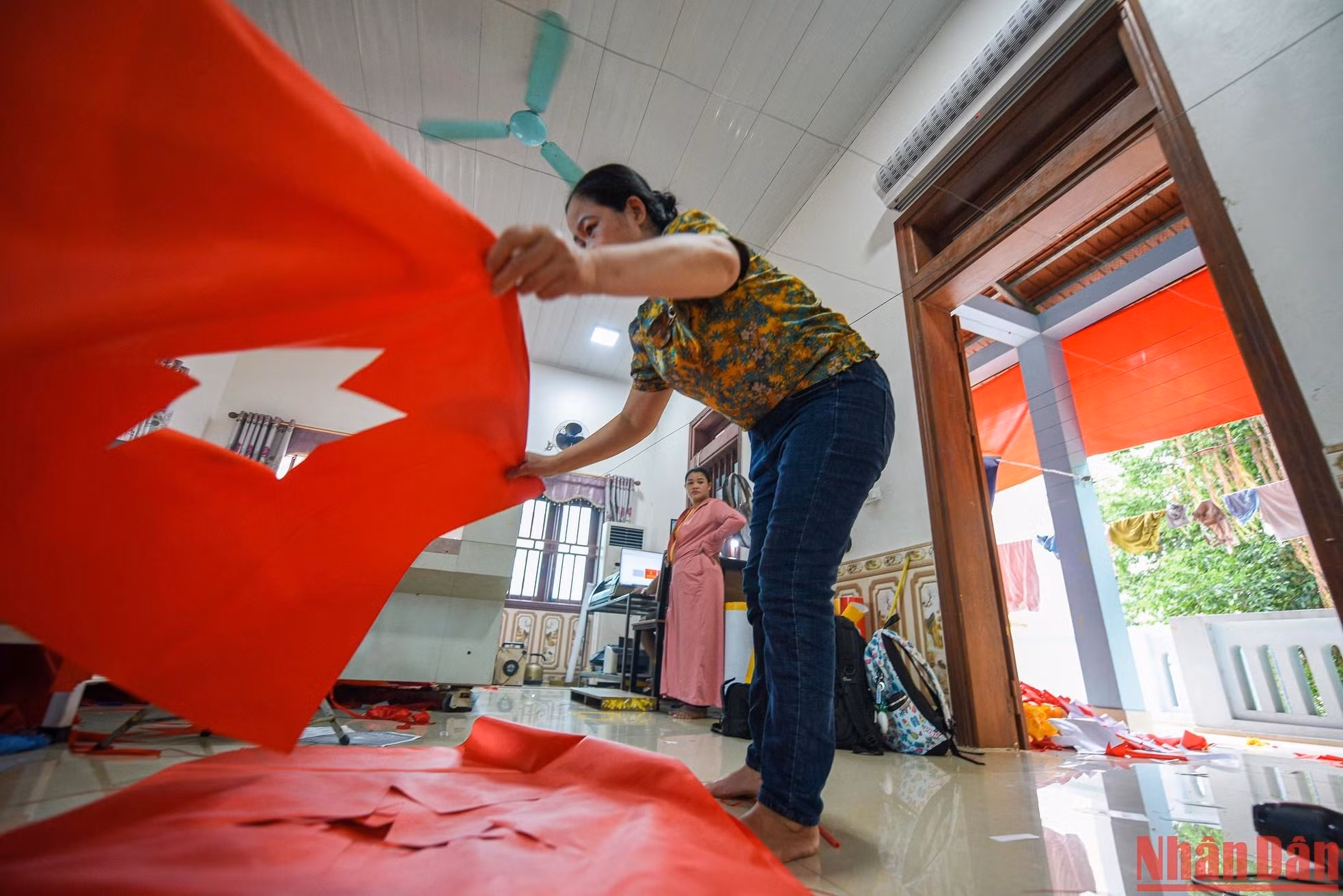 Varias familias de la aldea llevan hasta cuatro generaciones fabricando la bandera nacional. El apego al oficio tradicional es un orgullo y les brinda estables ingresos.